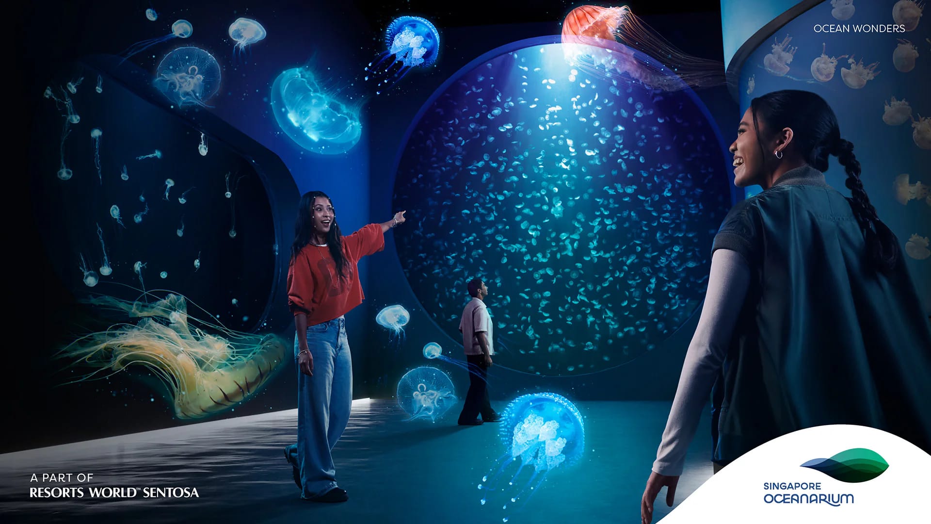 Visitors enjoying Singapore Oceanarium ticket experience