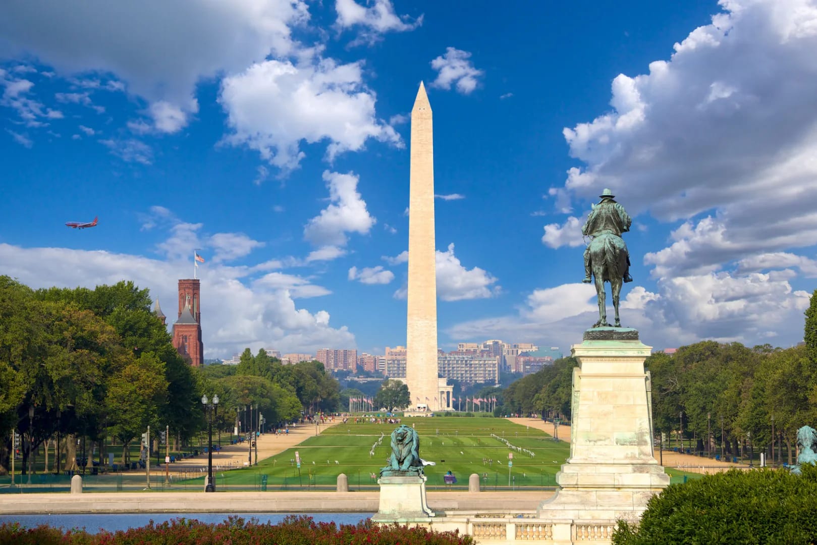 Tourists exploring Washington DC memorials on a day tour