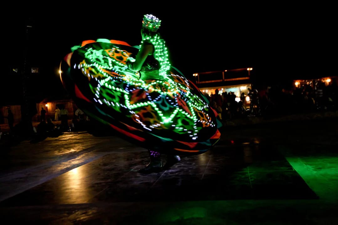 Dhow dinner cruise at Dubai Creek with performances