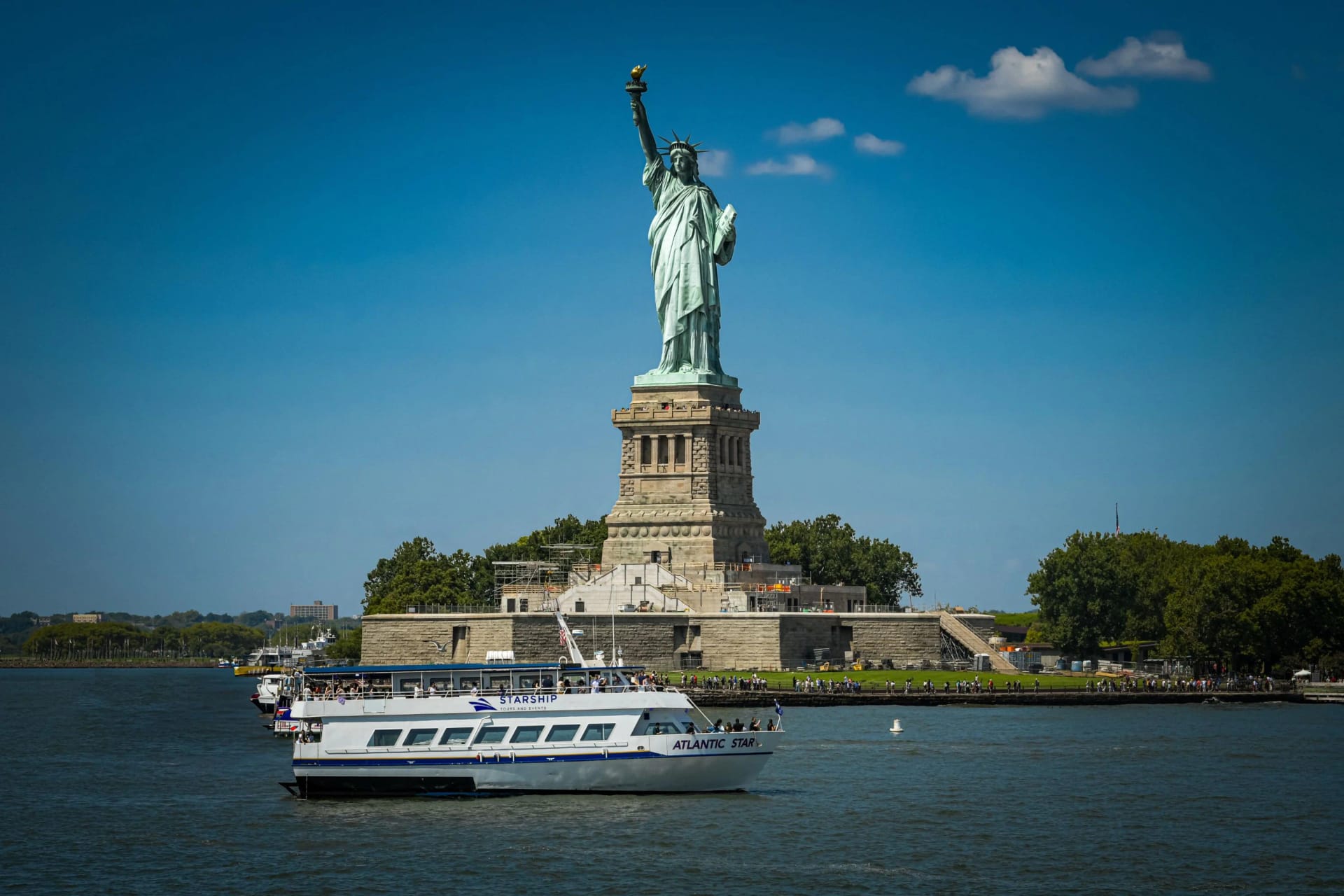 New York City sightseeing cruise with landmarks