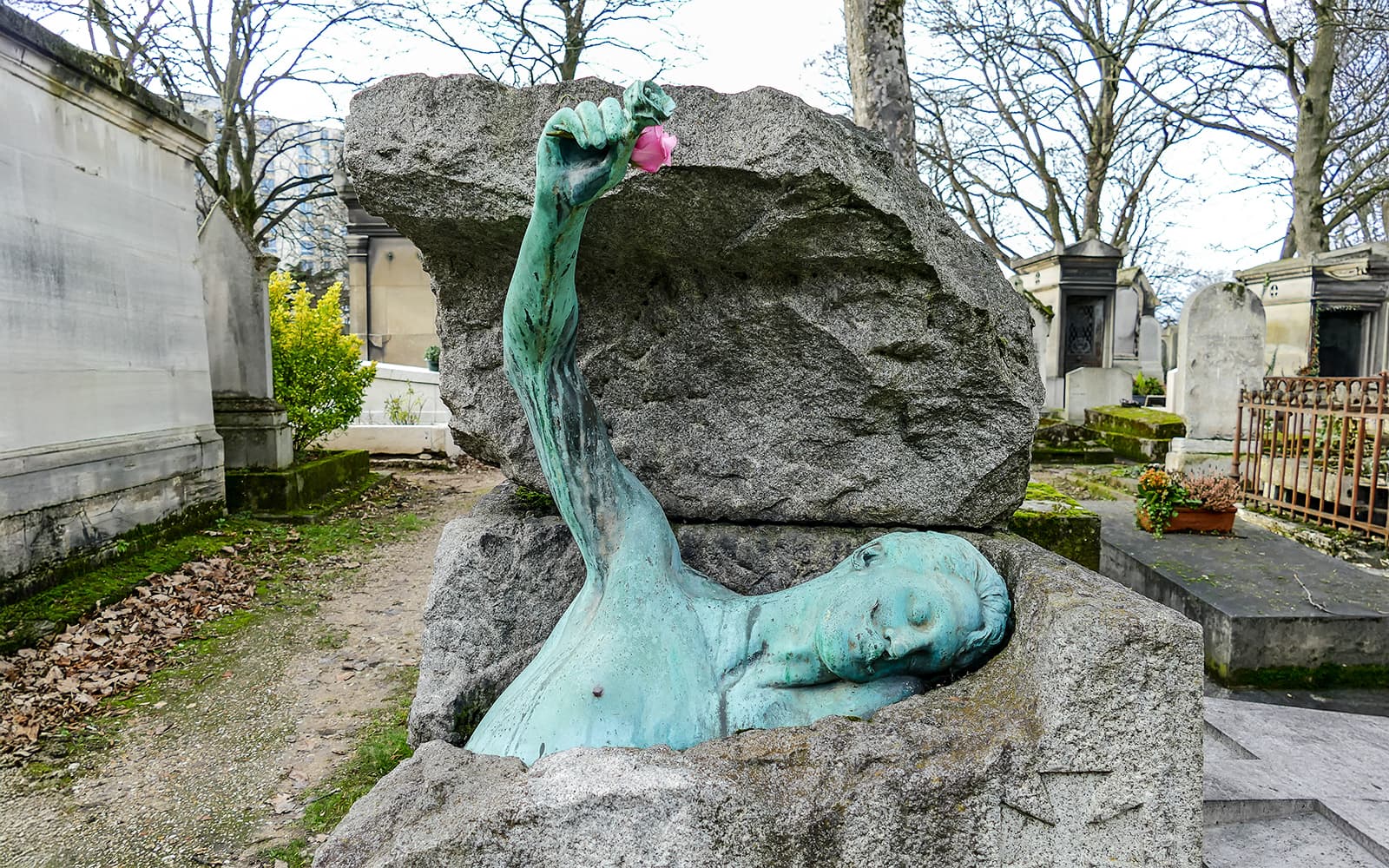 Guided Tour of Père Lachaise Cemetery’s Famous Graves tickets in Paris - Features | TickYourList