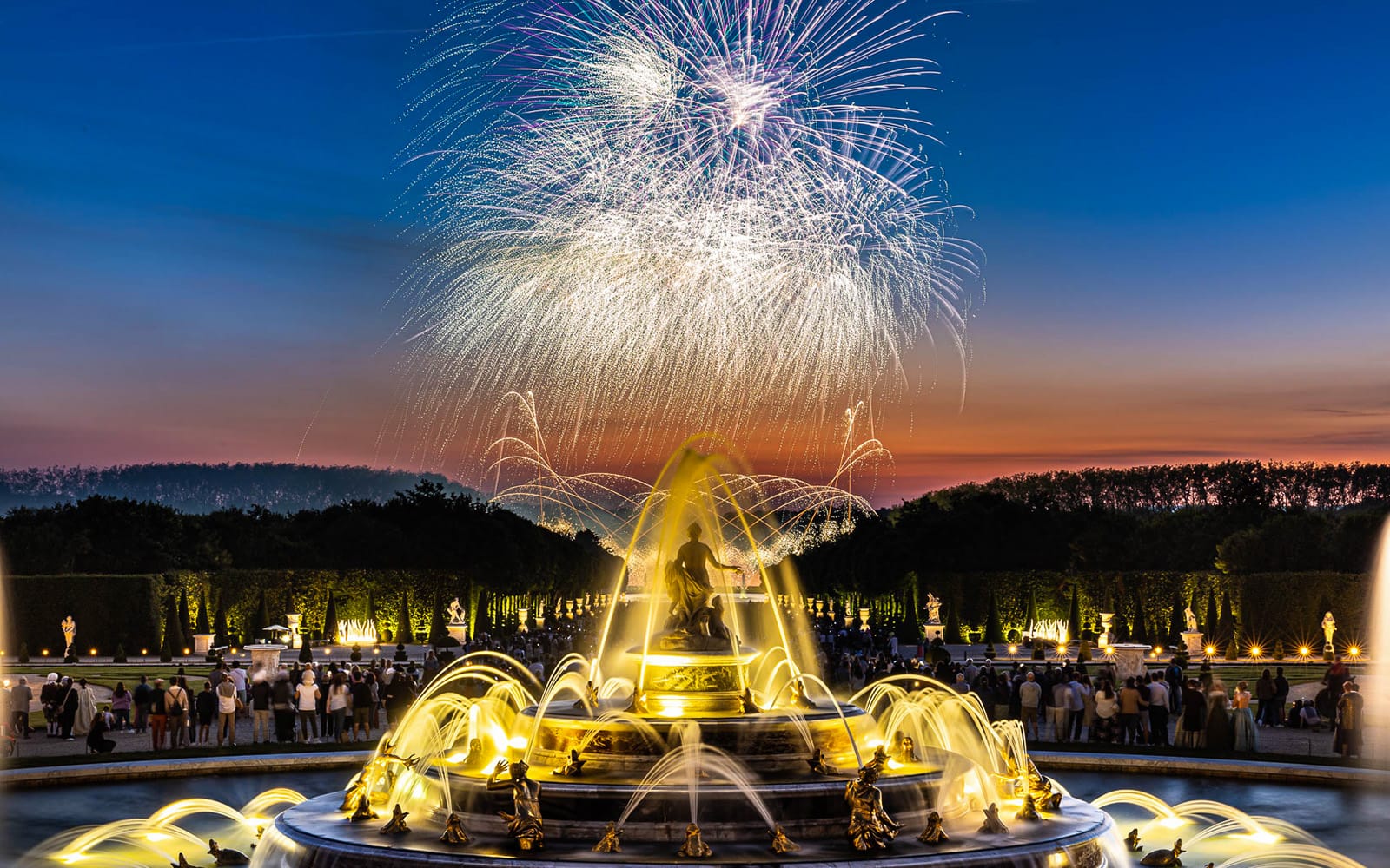 ee59e55238e82bd453ed7b6a1a7947ab-22177-paris-palace-of-versailles-night-fountain-show-01.jpg