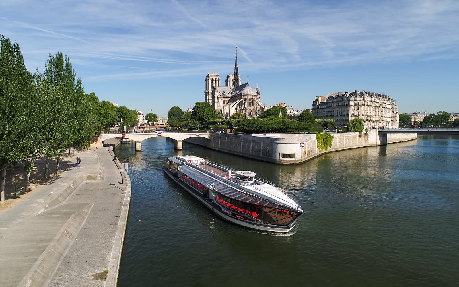 Bateaux Mouches Seine River Dinner Cruise with Live Music & French Menu