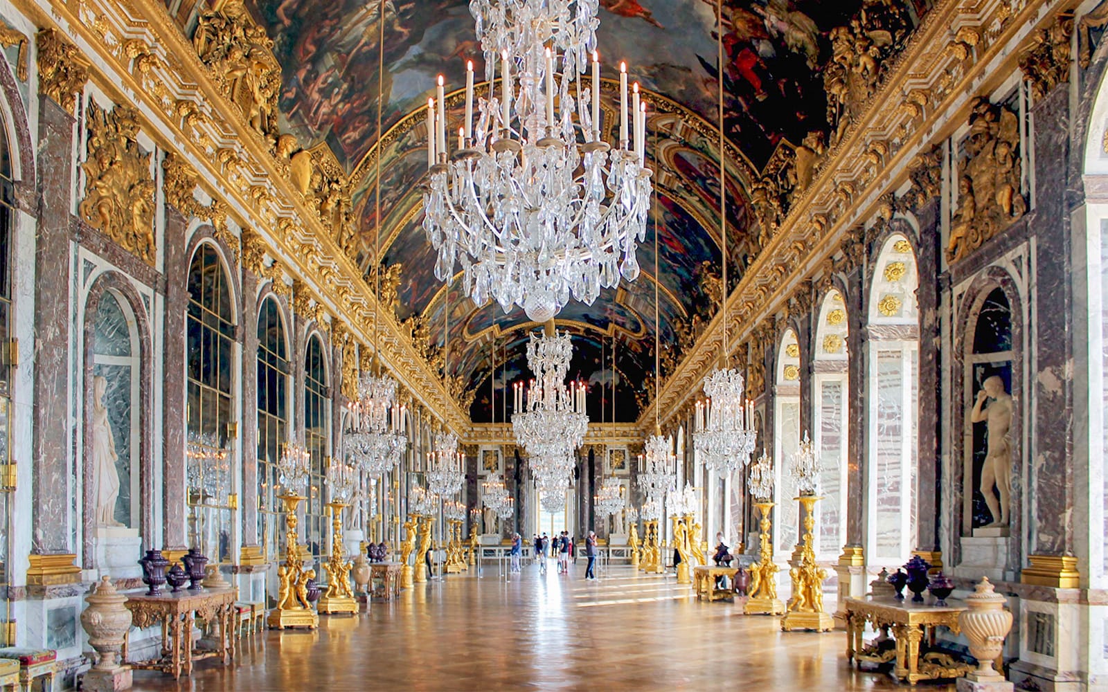 3a1806deb0ba1c276135b7ebc5f3aefe-ChandeliersandartworksinsidetheVersaillesPalace.jpg