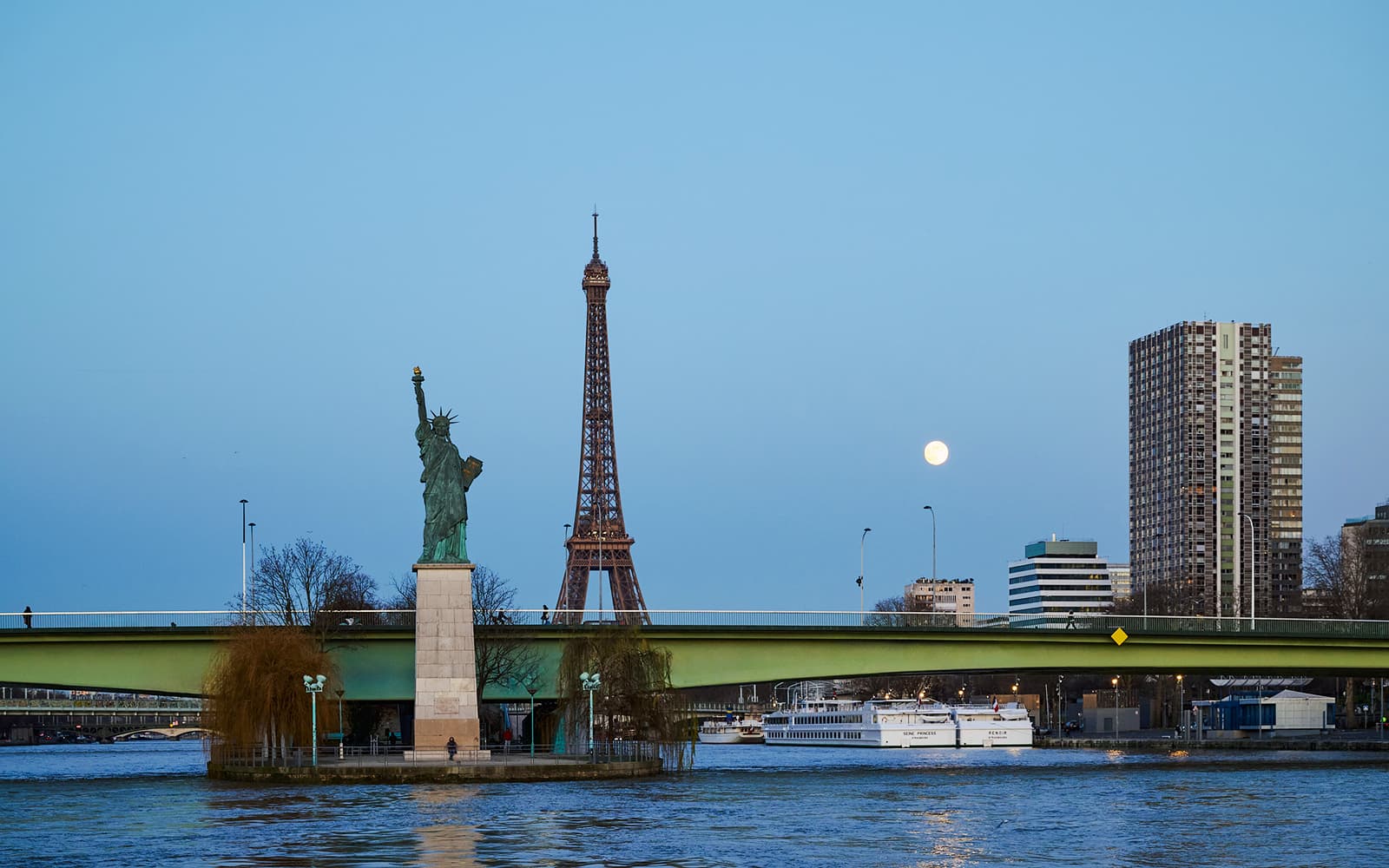 Paris En Scène - Dinner Cruise on the Seine in Paris tickets in Paris - Highlights | TickYourList