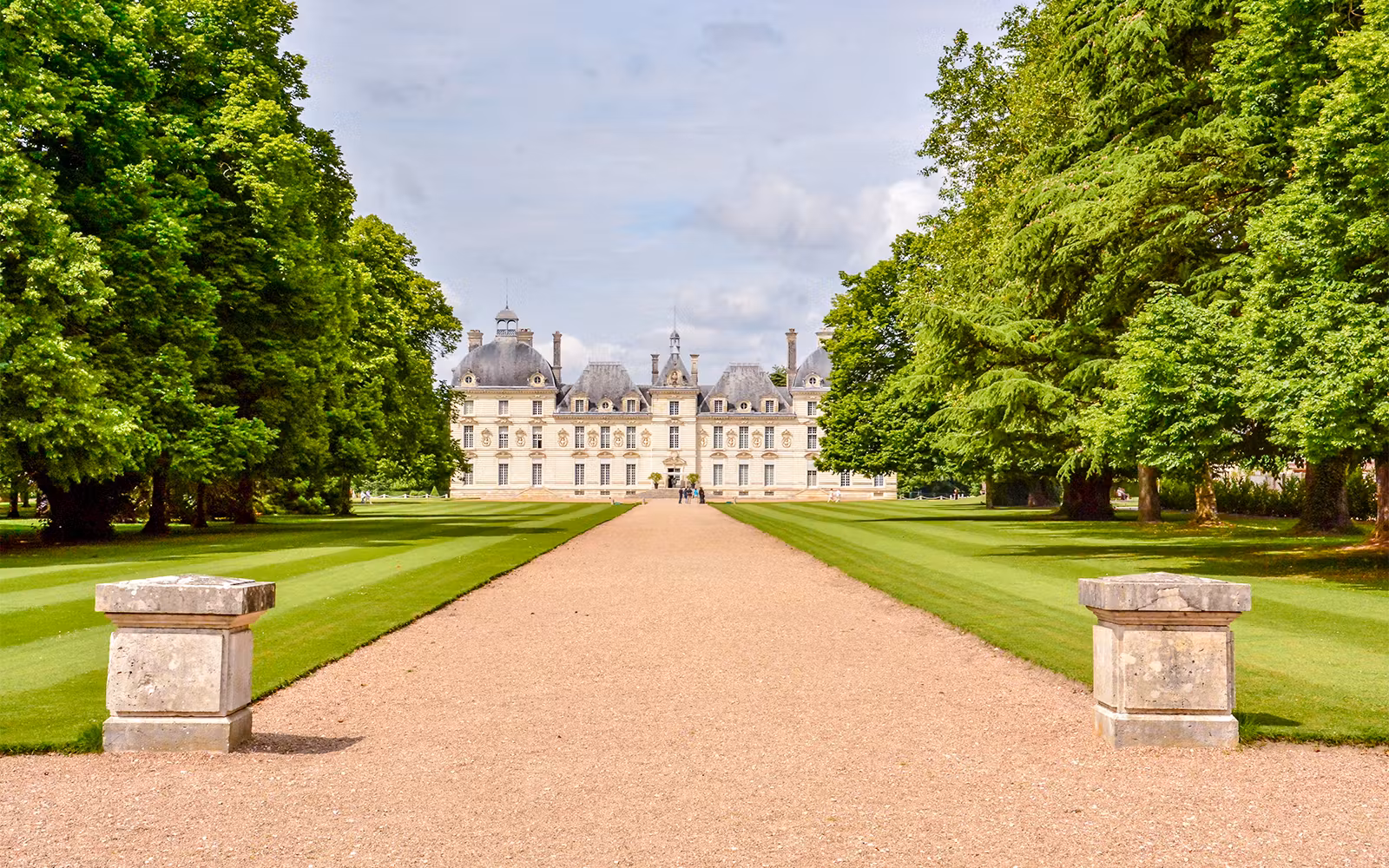 From Paris: Chambord, Chenonceau & Cheverny Castle Day Trip tickets in Paris - Features | TickYourList