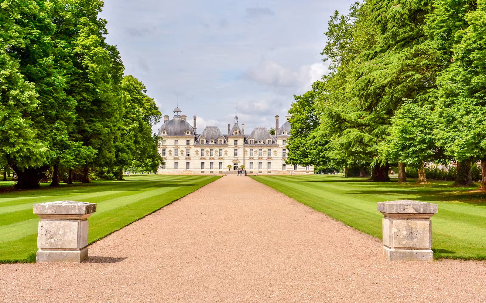 From Paris: Chambord, Chenonceau & Cheverny Castle Day Trip tickets in Paris - Features | TickYourList
