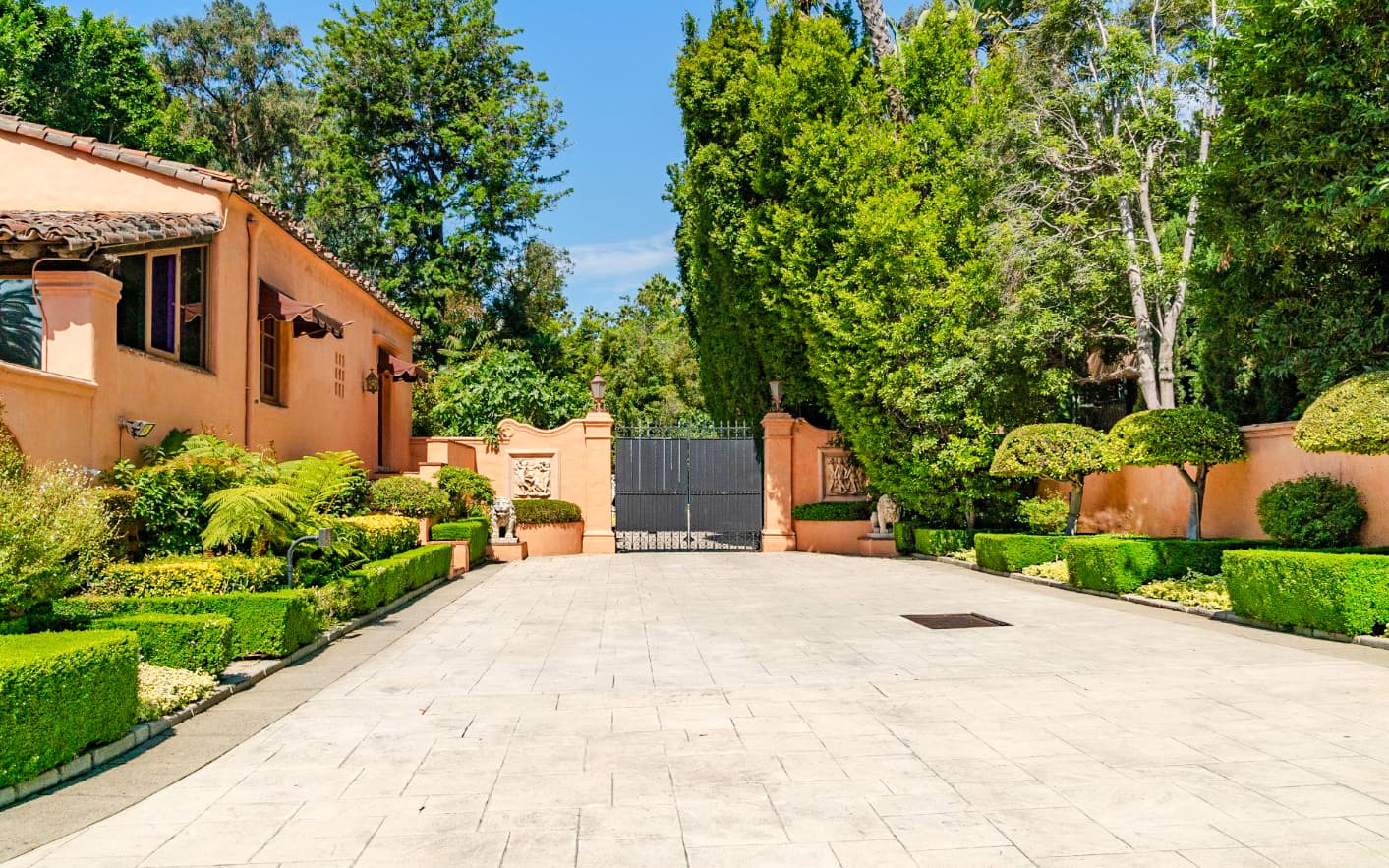Hollywood Sightseeing & Celebrity Homes Tour from Santa Monica tickets in Los Angeles - Features | TickYourList