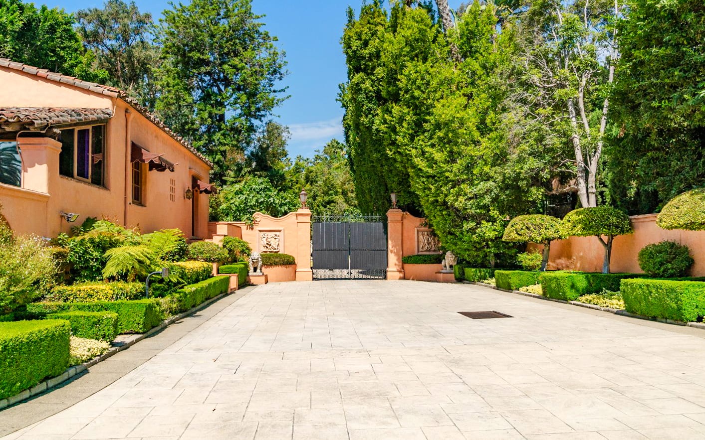 Hollywood Sightseeing & Celebrity Homes Tour from Santa Monica tickets in Los Angeles - Features | TickYourList