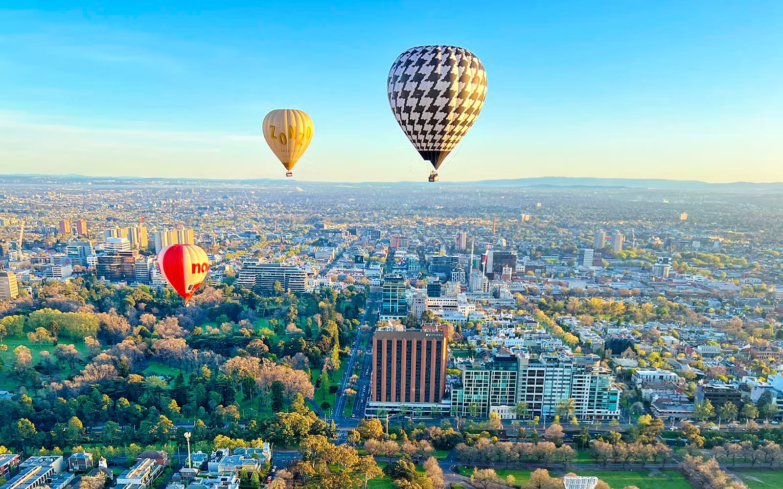 3427ea692fd70c95038d8aa47fc41dfb-SunriseHotAirBalloonFlightOverMelbourne.avif