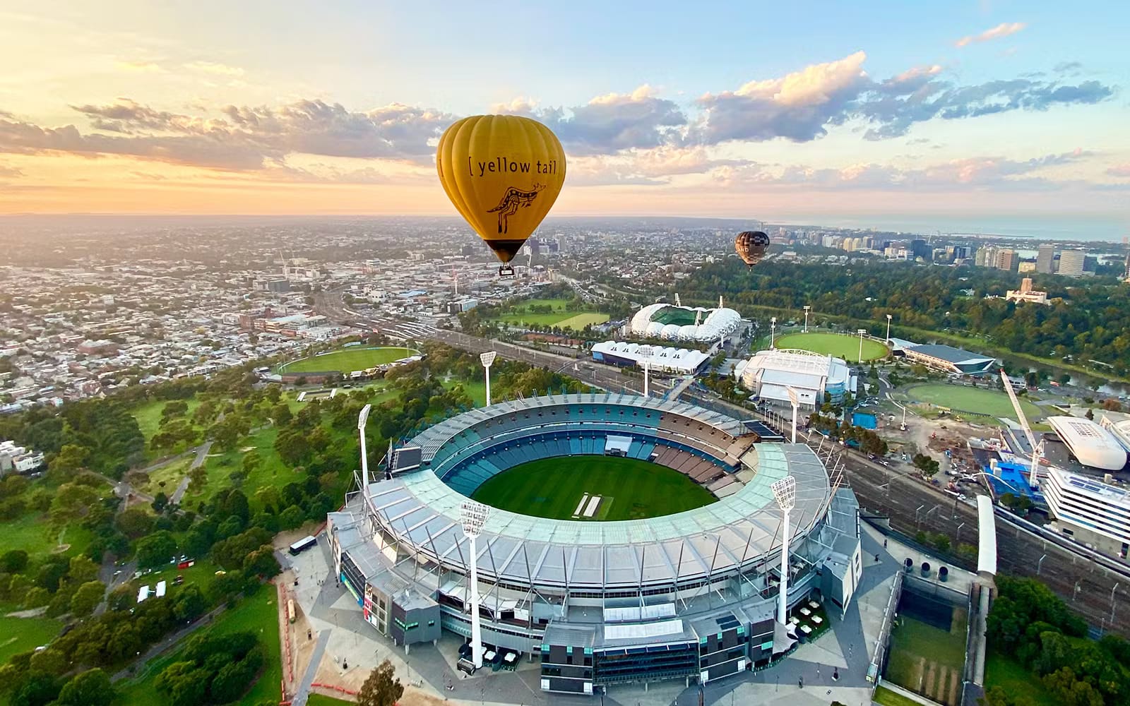 66e9dae3c4286f43572cfd45d4b0ad27-SunriseHotAirBalloonFlightOverMelbourne3.avif