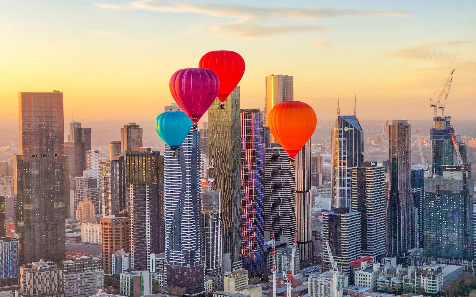 5852f4d8635cec409399fc12101f8565-SunriseHotAirBalloonFlightOverMelbourne5.avif