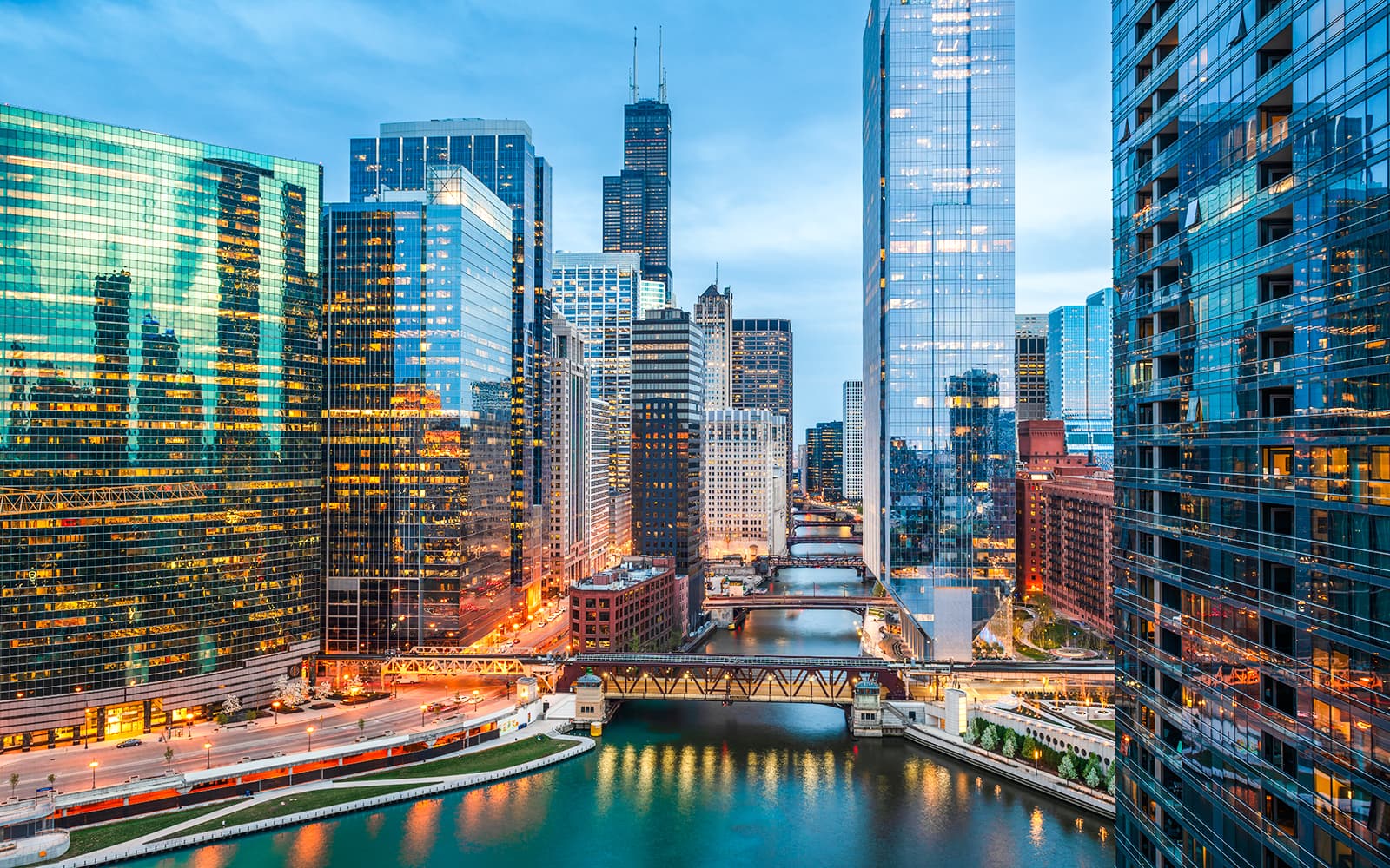 Odyssey Chicago River Architecture Dinner Cruise tickets in Chicago - Features | TickYourList
