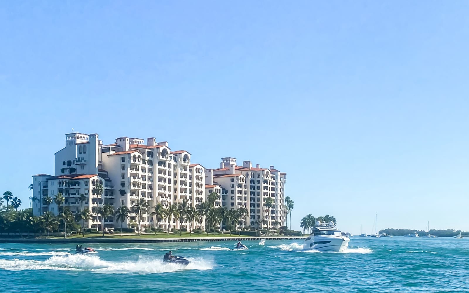 Biscayne Bay & Celebrity Homes Sightseeing Luxury Yacht Cruise tickets in Miami - Features | TickYourList