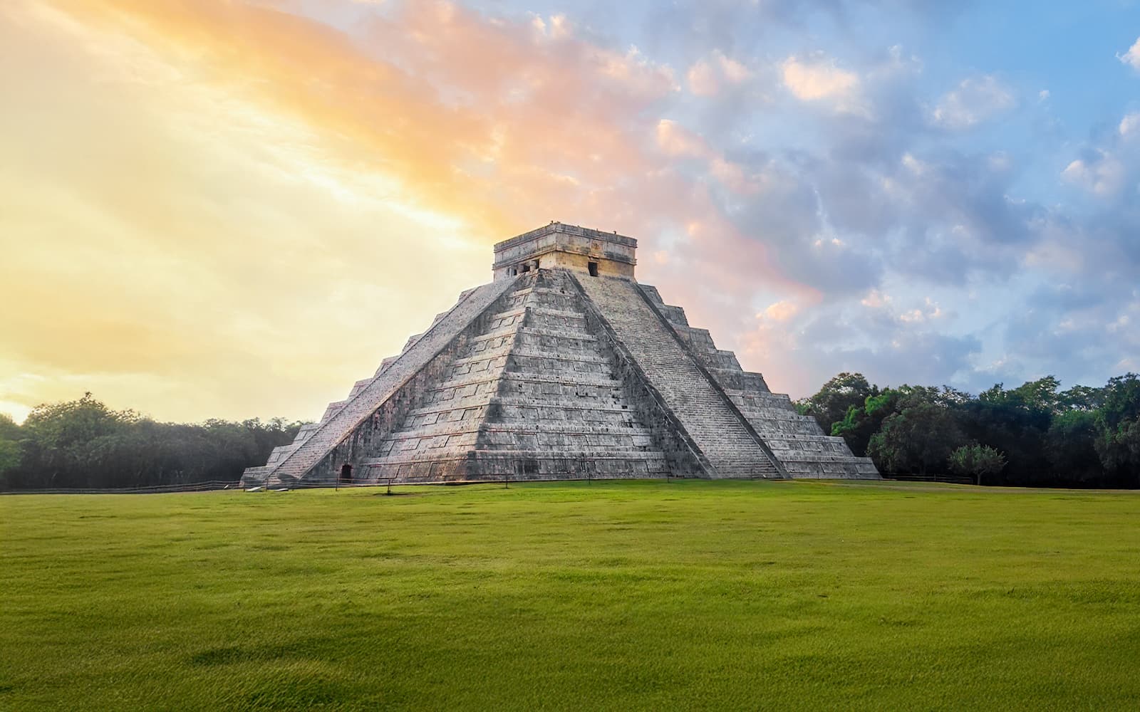 From Cancún: Chichén Itzá Early Access Guided Tour