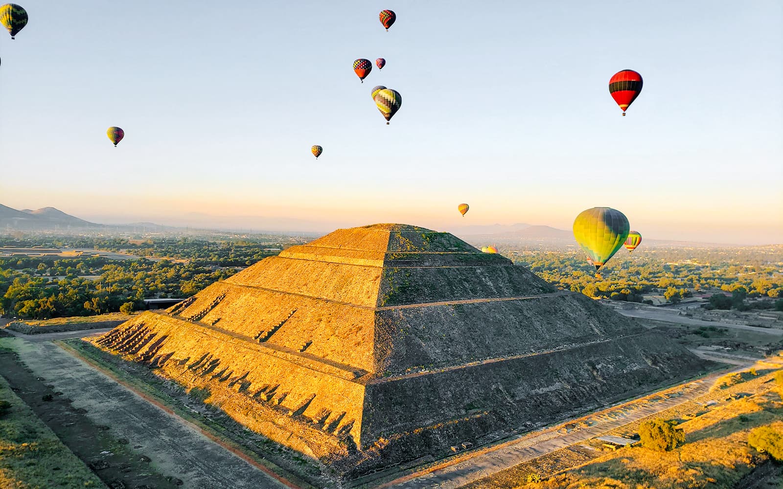 Teotihuacán Hot Air Balloon Flight with Natural Cave Breakfast