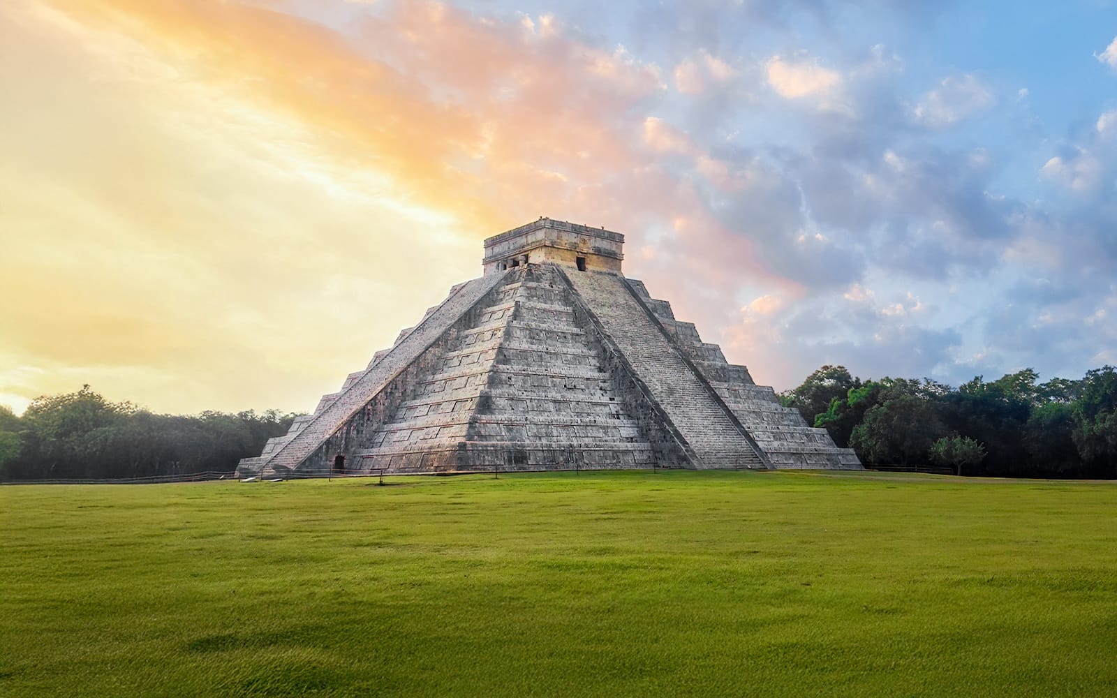 From Cancún: Chichén Itzá Early Access Guided Tour