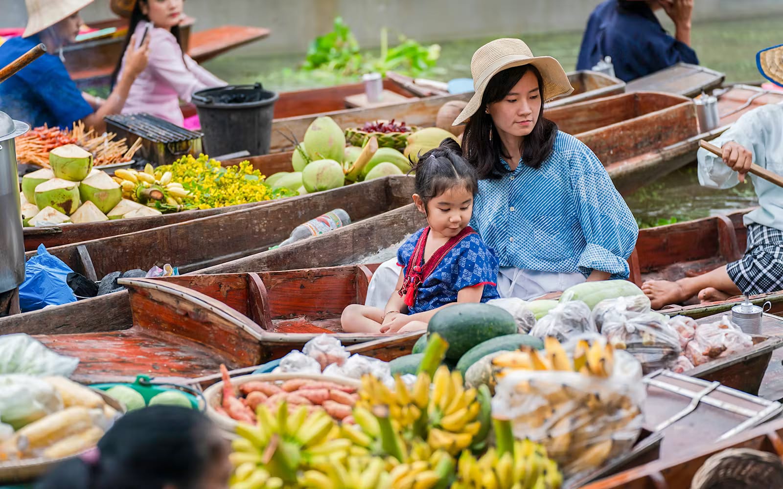 70d01d712ae732e8b7c6705fc2bfad1e-24145-thailand-damnoen-saduak-floating-market---maeklong-railway-market-full-day-guided-tour-05.avif