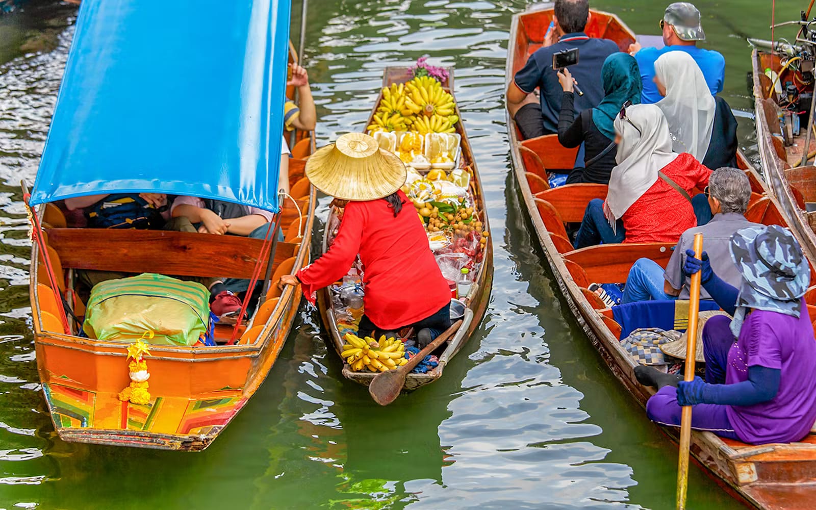 a6eda9885298d46bc9e8db1de1980388-24145-thailand-damnoen-saduak-floating-market---maeklong-railway-market-full-day-guided-tour-01.avif