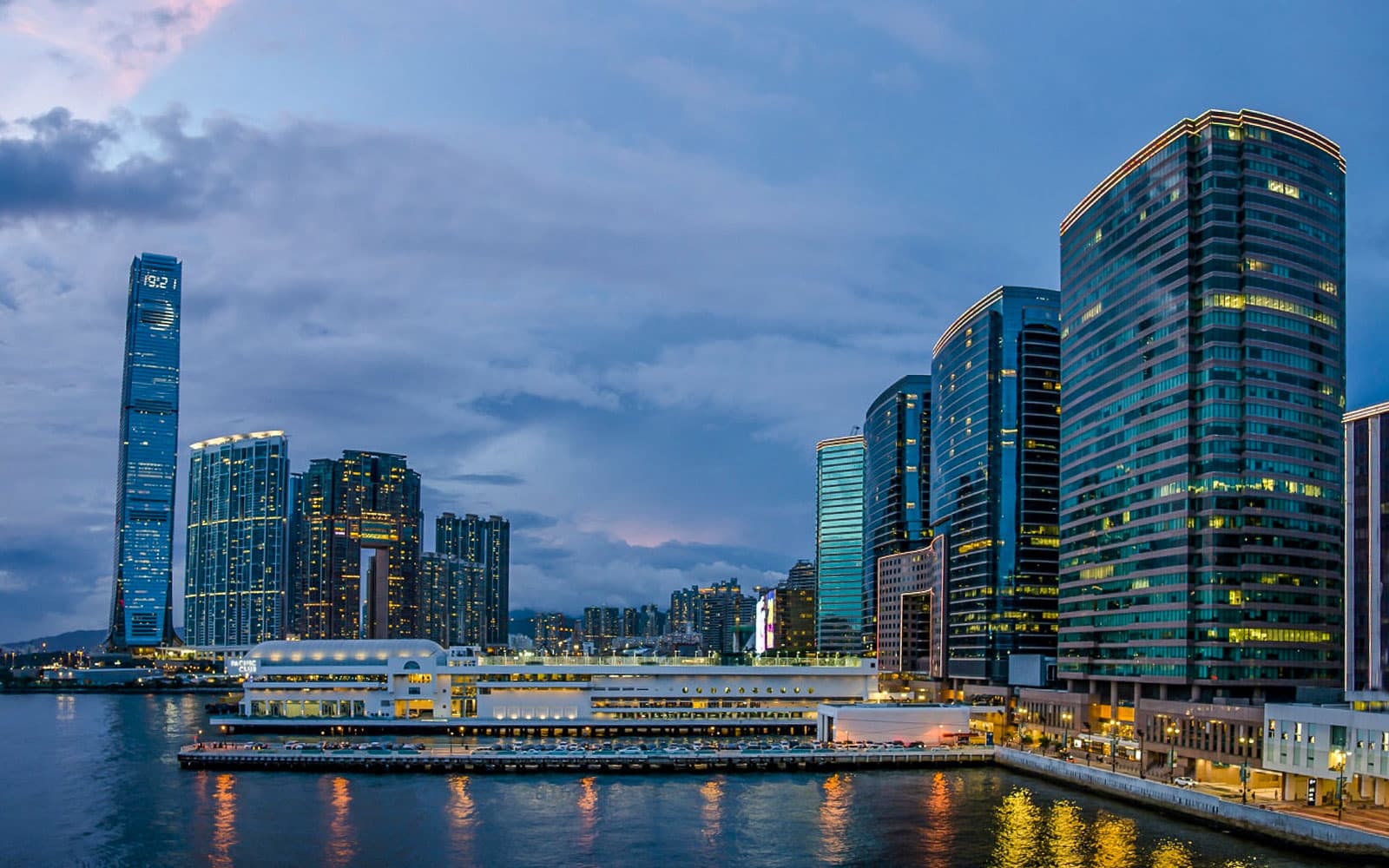 Aqualuna Evening Harbour Cruise tickets in Hong Kong - Full Experience | TickYourList