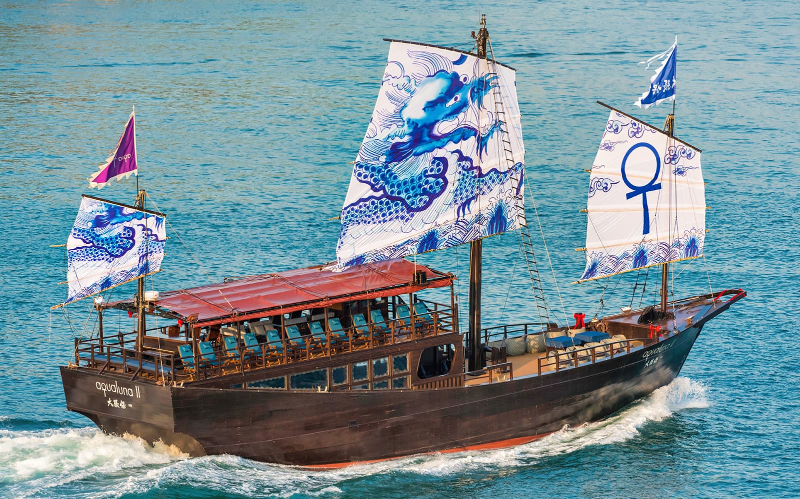 Aquluna Harbour Discovery Tours