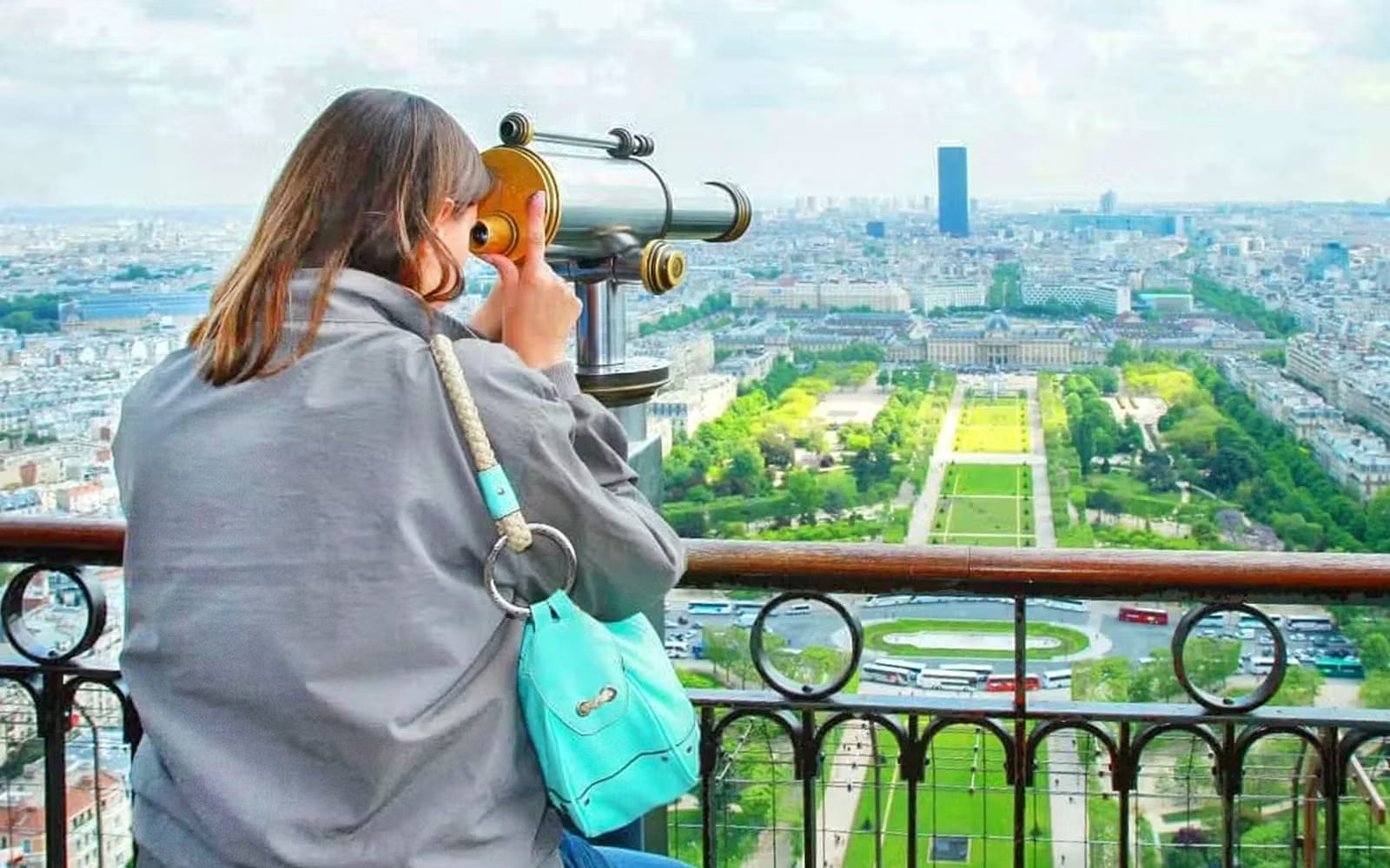 bdca0a8b90ee86e229d93696b7d41fcd-paris-eiffel-tower-climing-with-summi-tourist-enjoying-the-view-of-trocadero-min.avif