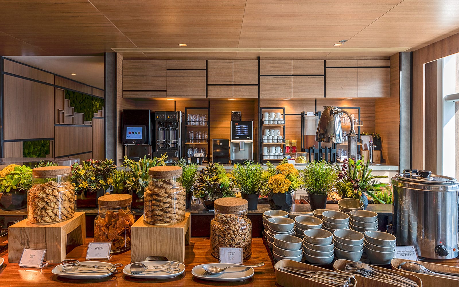 Plaza Premium Lounge Access at Hong Kong International Airport: Standard Lounge tickets in Hong Kong - Activities | TickYourList