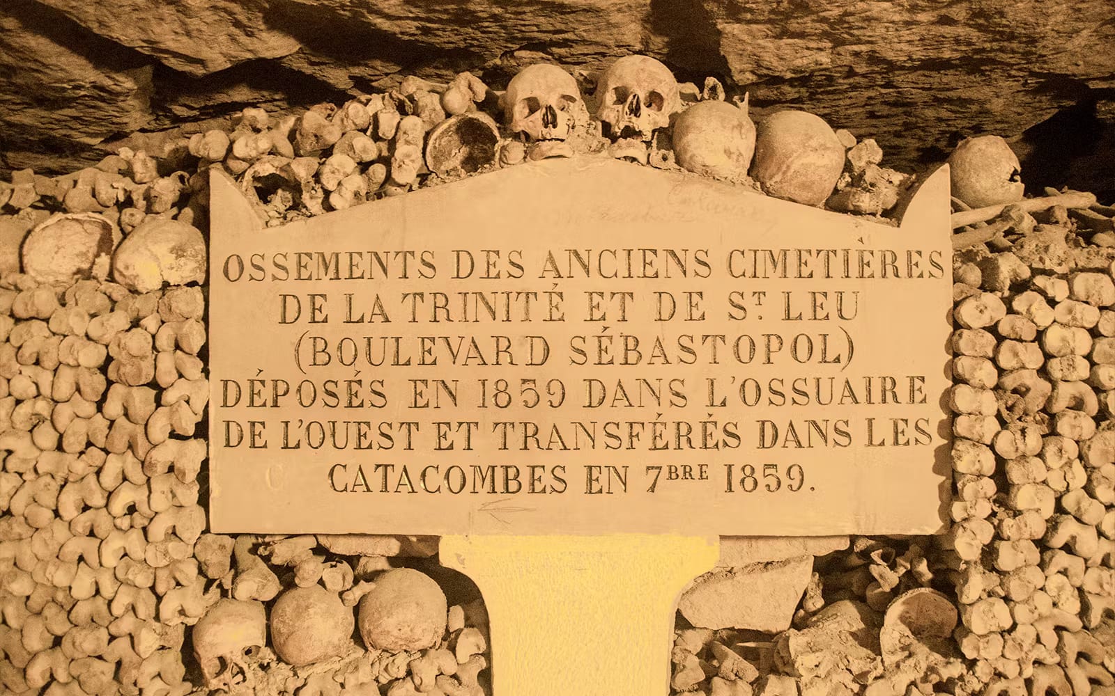 10ed94fc0466d3acfaf126c45dddf47d-10307-paris-catacombs-small-group-guided-tour-with-special-access-04.avif
