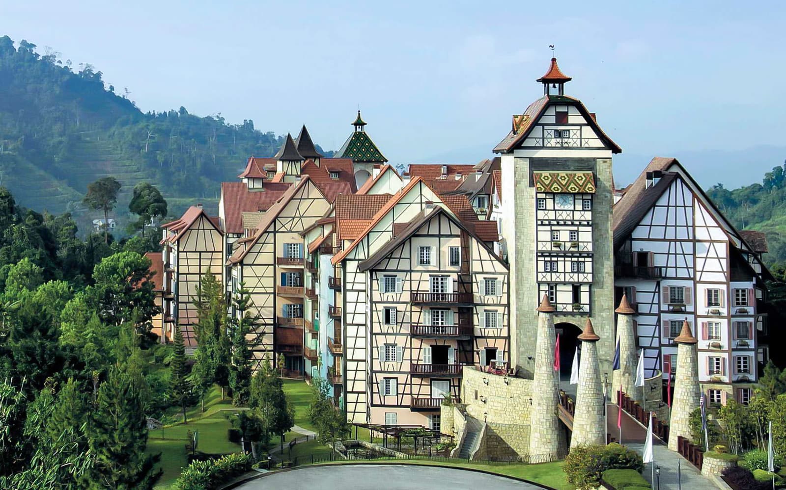 From Kuala Lumpur: Full-Day Tour of Batu Caves & Colmar Tropicale with Transfers