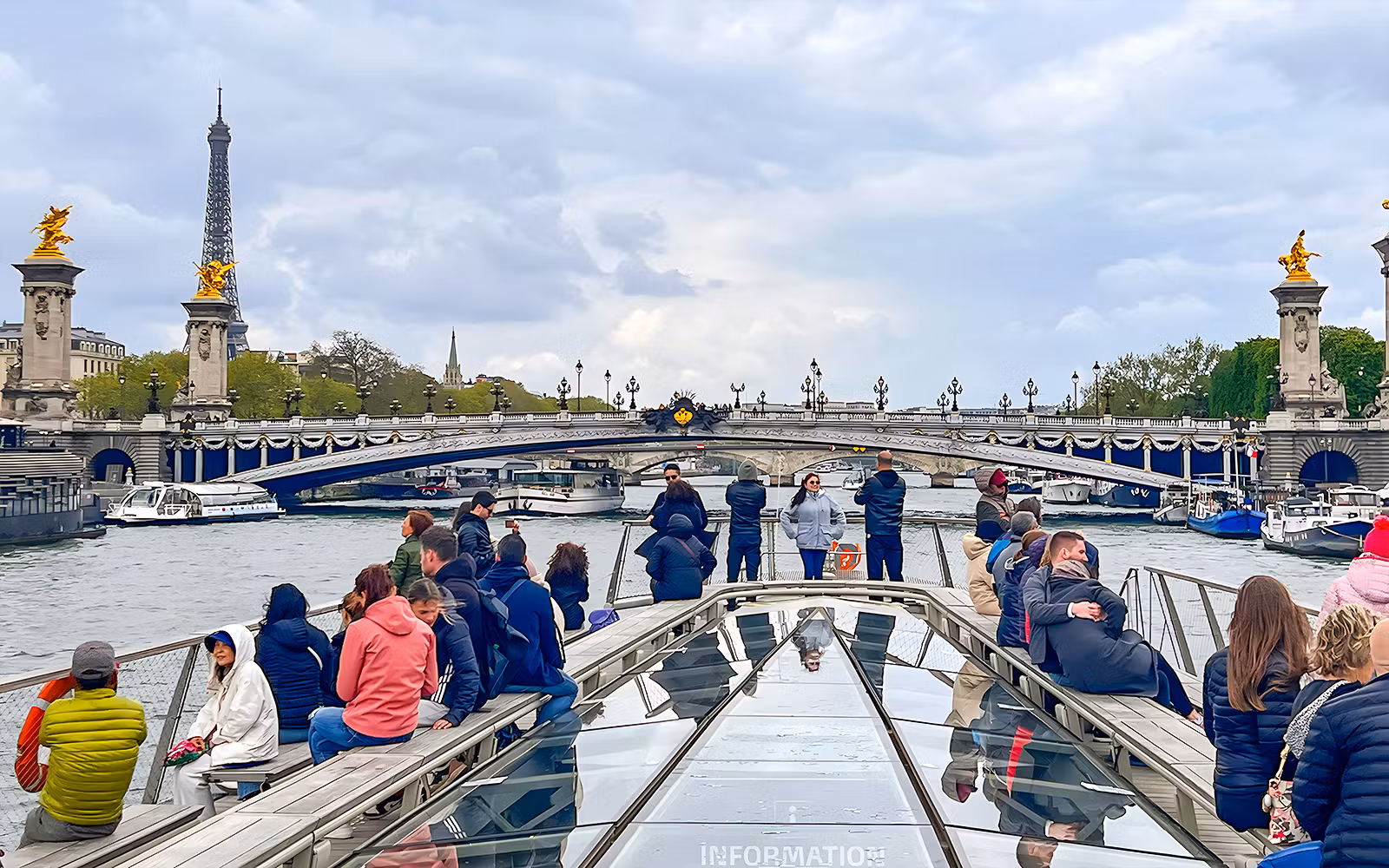 Seine River Sightseeing Cruise from the Eiffel Tower tickets in Paris - Features | TickYourList
