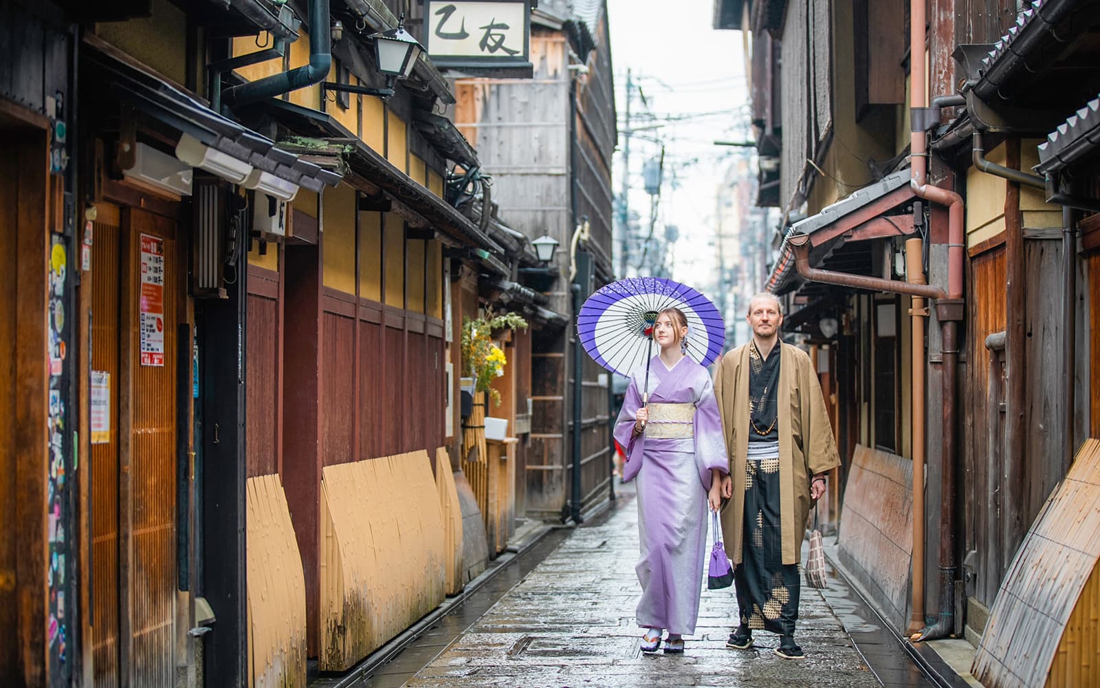 Kimono and Yukata Rental Near Kiyomizu-dera (Gion) with Optional Hair Styling and Makeup