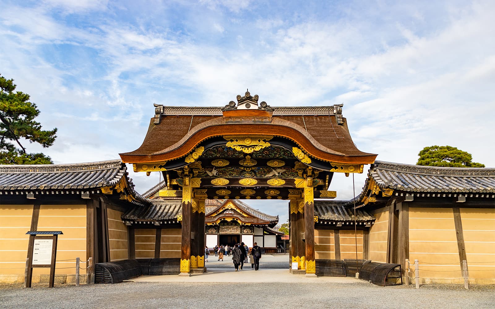 Kyoto Temples & Castle Guided Tour: Arashiyama, Nijo Castle, Fushimi Inari, and Kinkakuji from Kyoto