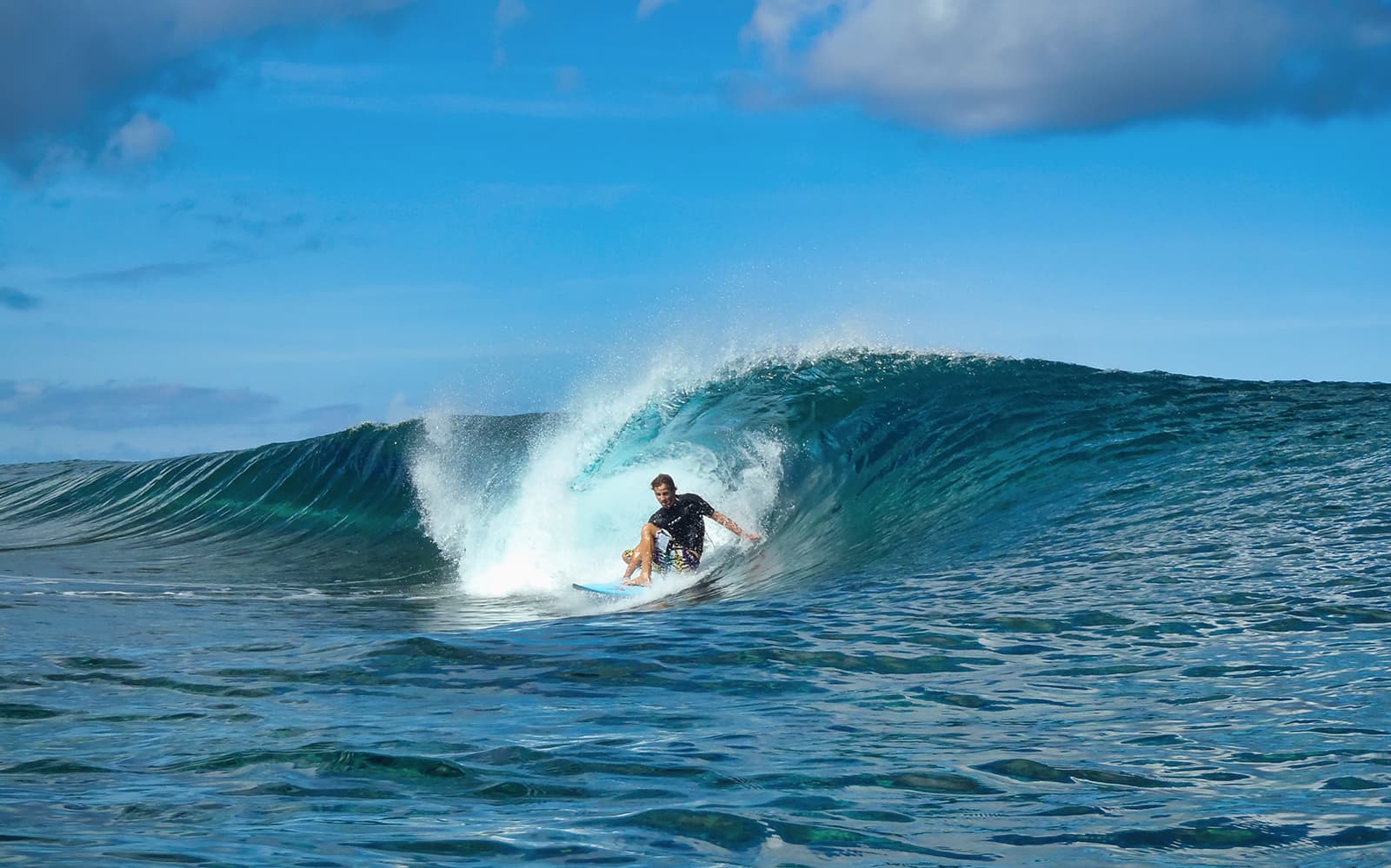 Surfing in the Beautiful Sea of ​​Chatan Town, Okinawa!