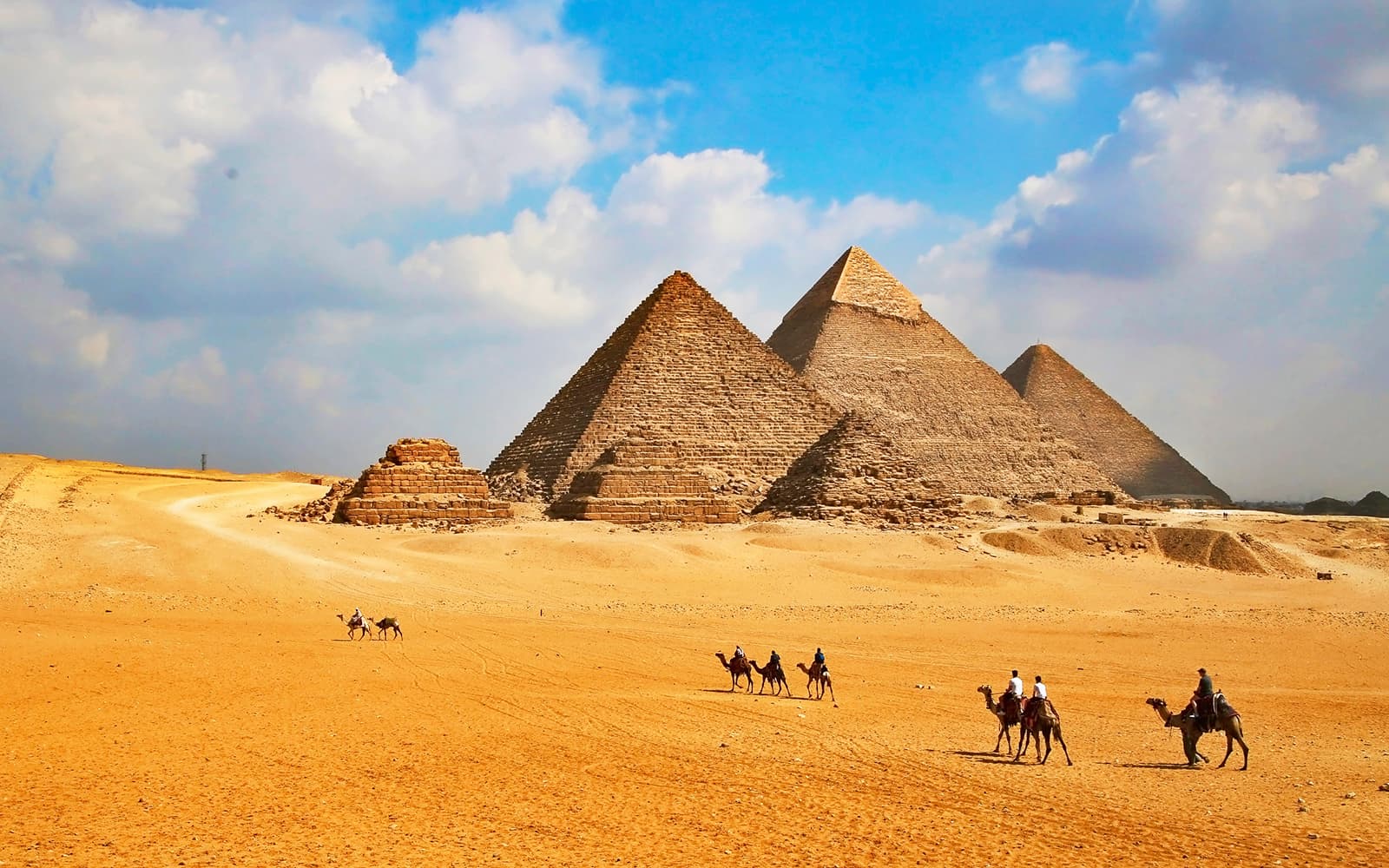 From Cairo: Premium Half-Day Guided Tour of Giza Pyramids & Sphinx with Hotel Transfers