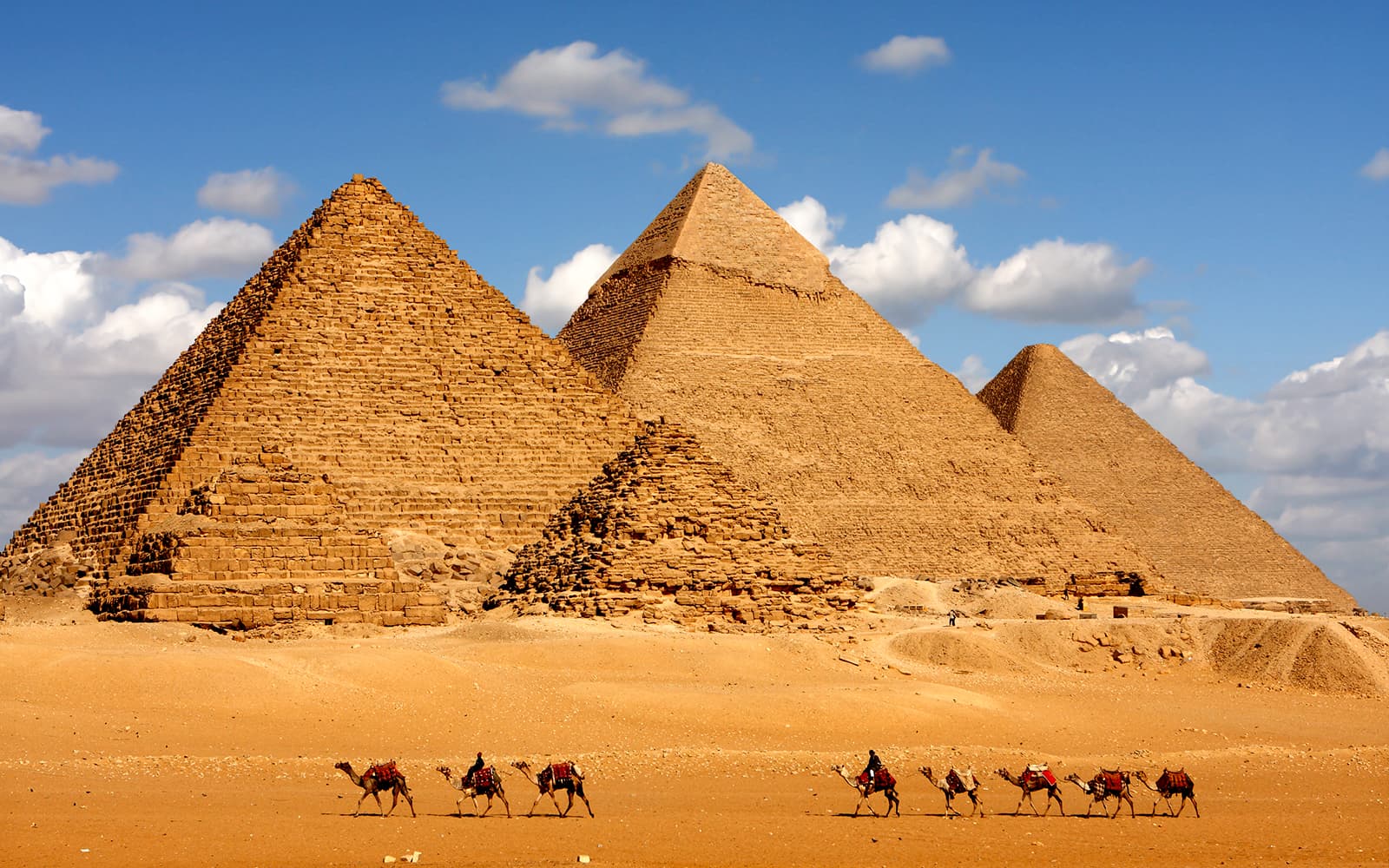 From Cairo: Private Full-Day Guided Tour of Giza Pyramids, Sphinx, Grand Egyptian Museum & Bazaar with Lunch & Hotel Transfers