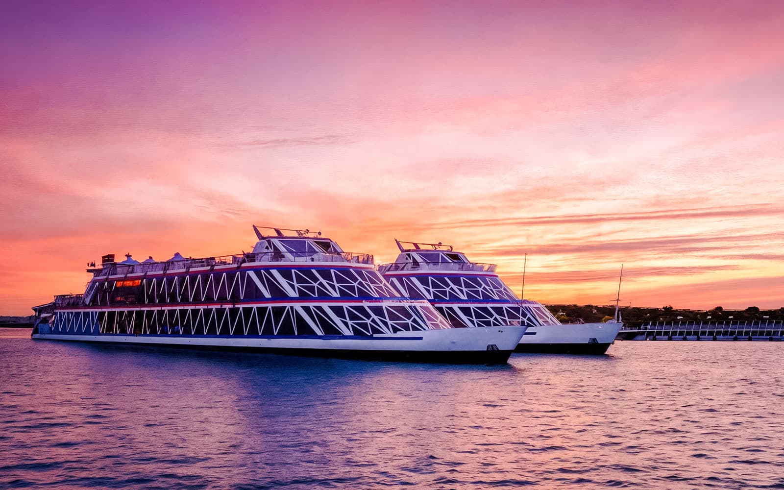 Sunset Nile Dinner Cruise in Cairo with Live Entertainment