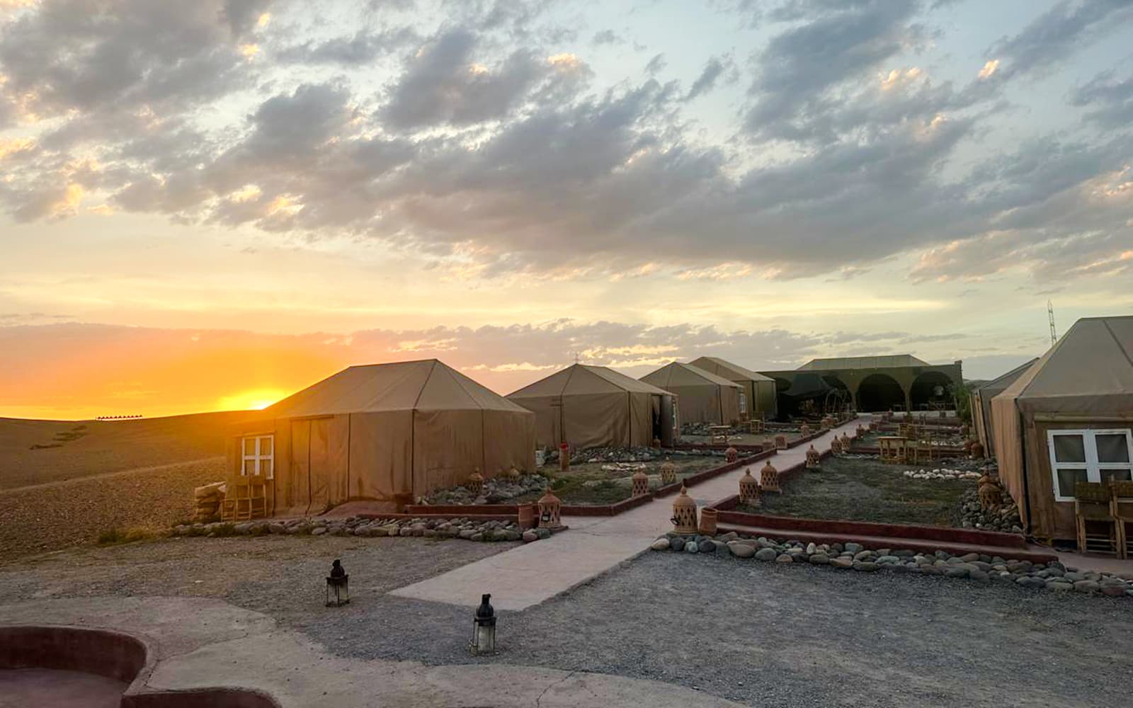 Sunset Desert Safari with Pool Access, Dinner Show & Transfers