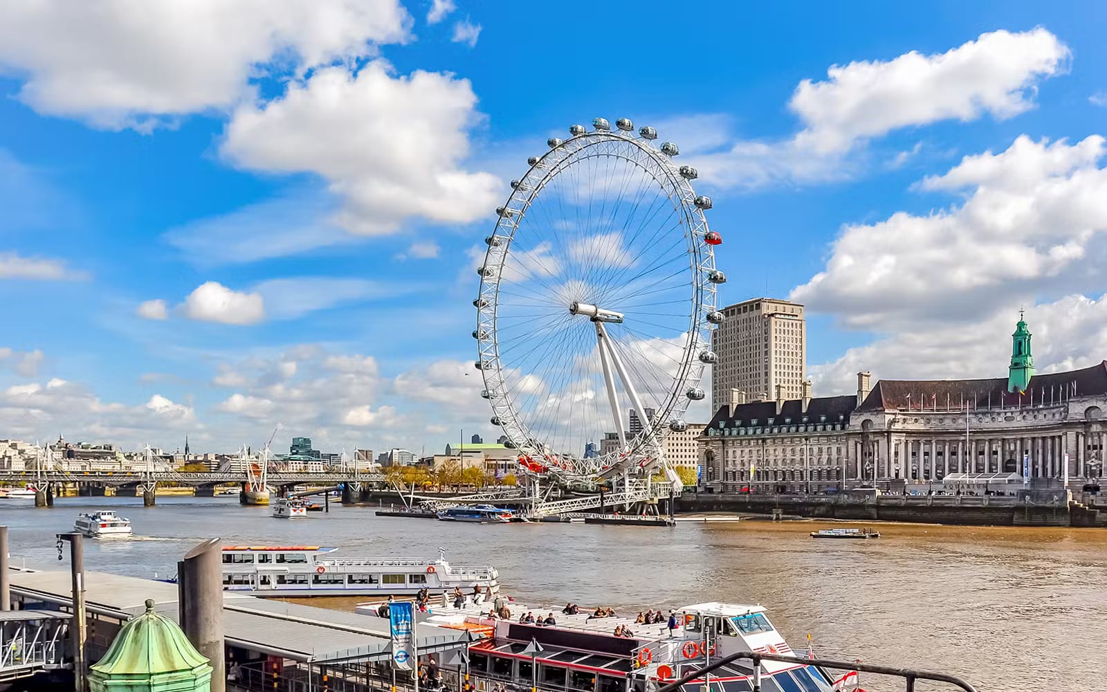 8adf6b93746b443545b964b1325ff915-26615-london-london-eye-skip-the-line-tickets-with-champagne-07.avif