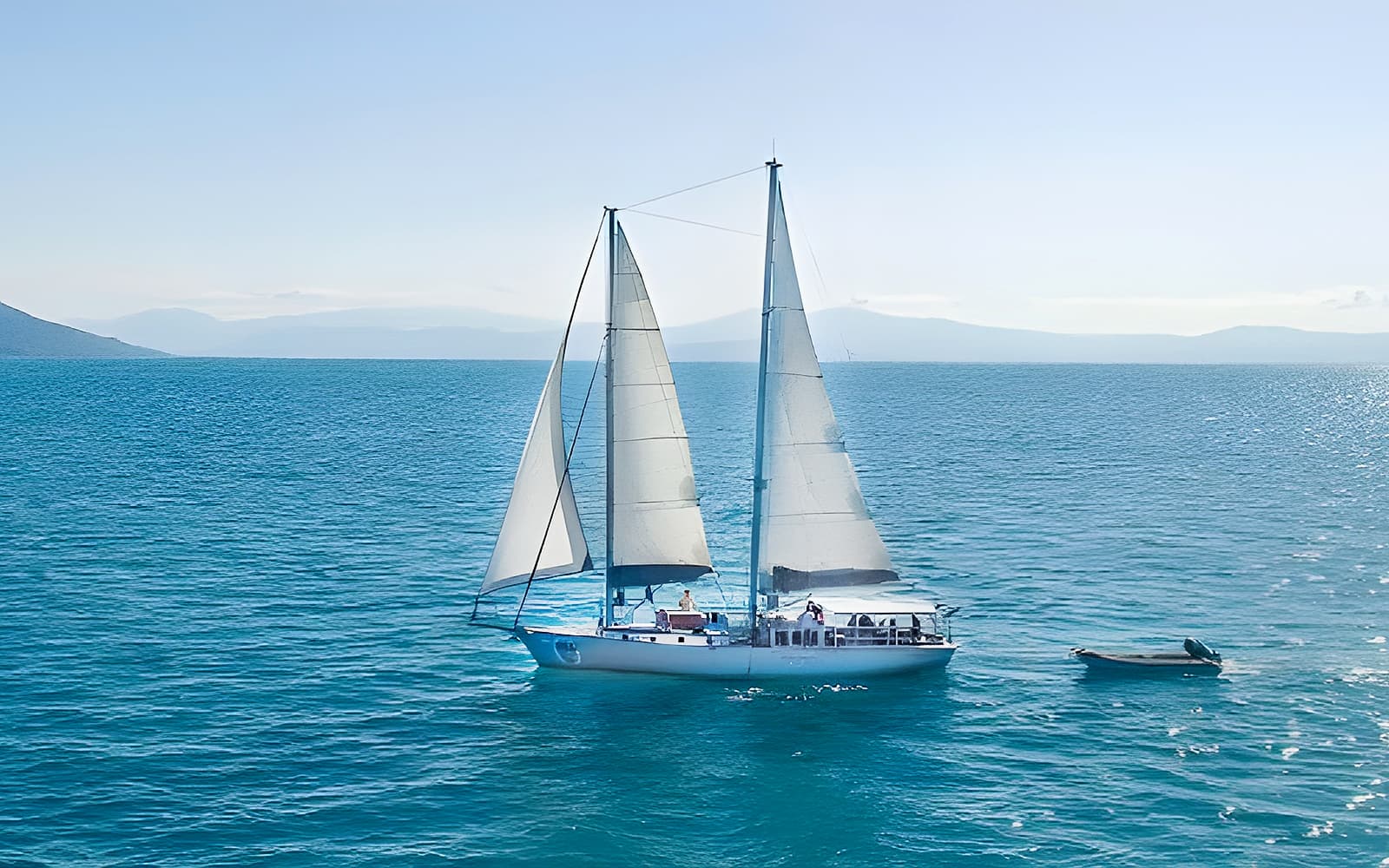 Cairns to Green Island and Outer Reef Sailing Cruise with Guided Snorkel and Lunch