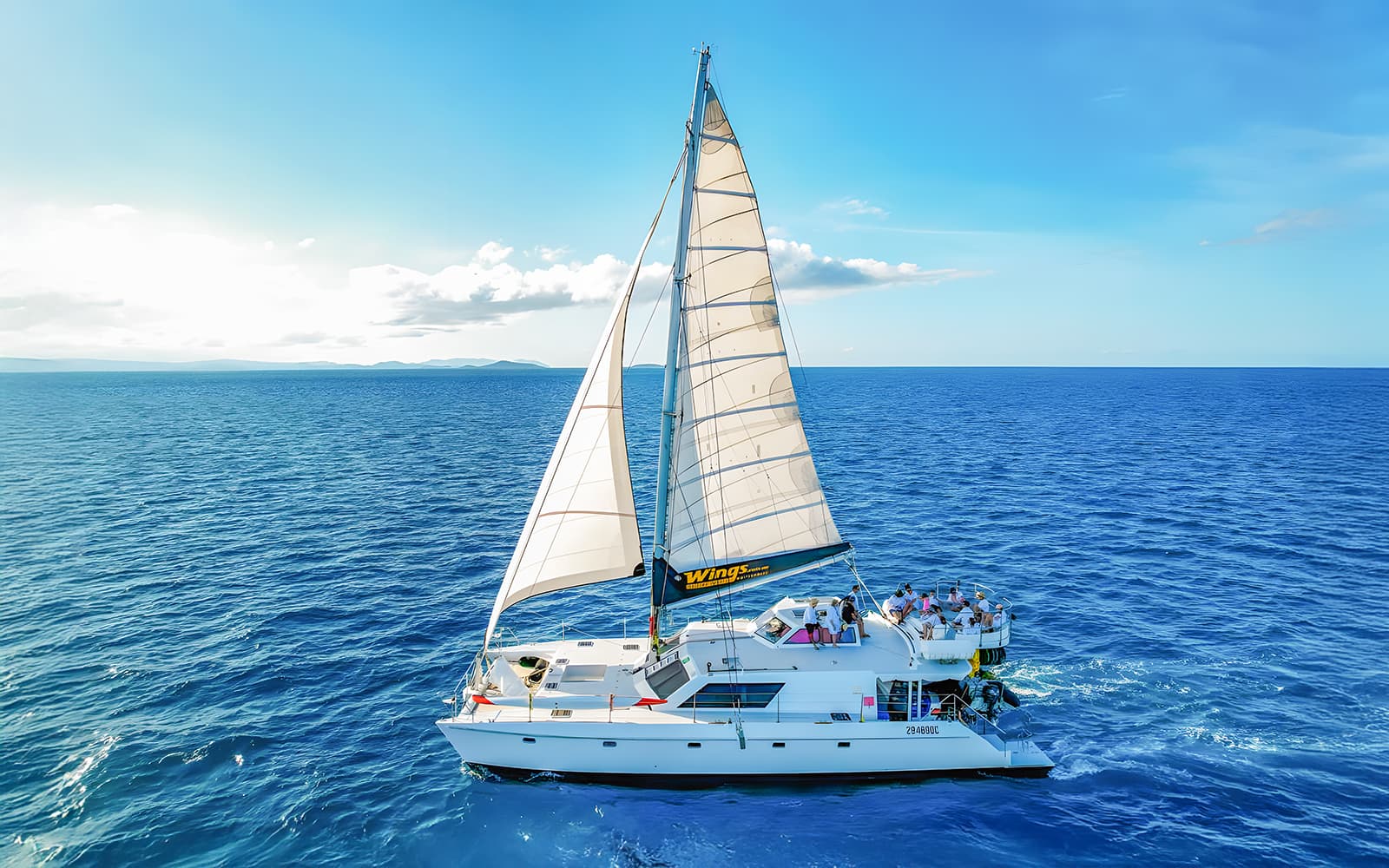 Airlie Beach: Whitsunday Islands Sail, SUP & Snorkel Premium Cruise with Lunch