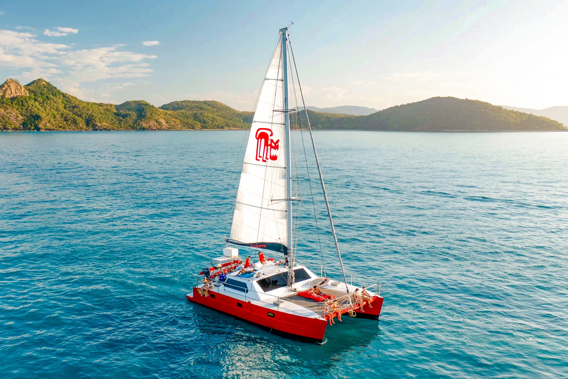From Airlie Beach: Whitsundays Sail and Snorkel Tour with Lunch