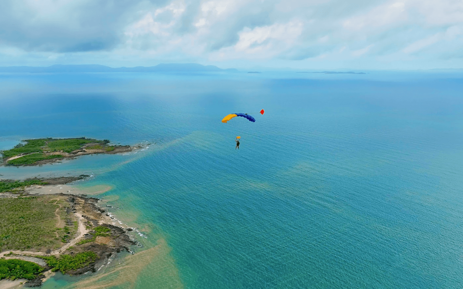 Airlie Beach Tandem Skydive with Beach Landing tickets in Whitsundays - Features | TickYourList