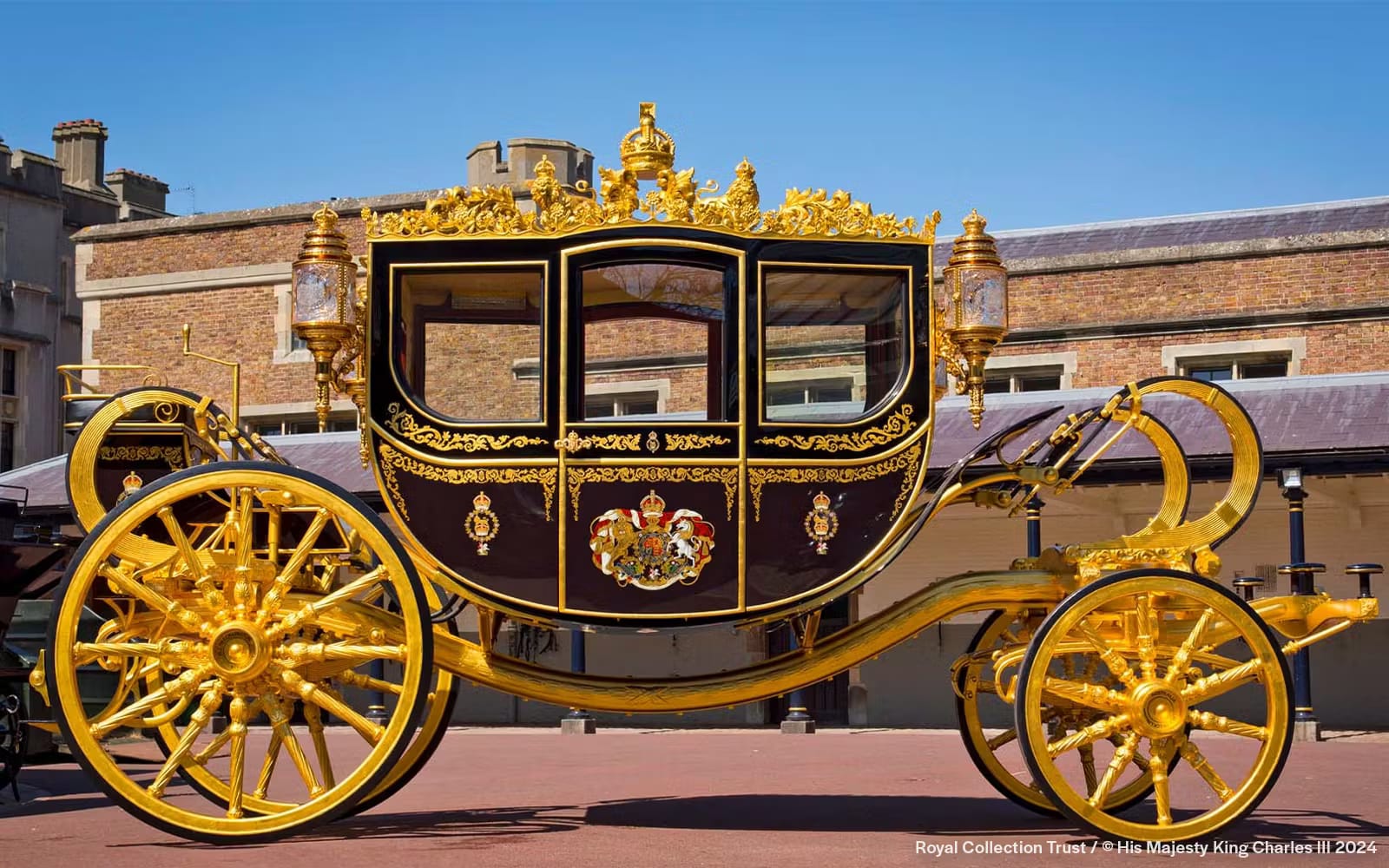 6a52b2b743354fa3ad87893fe6fe168d-27836-london-buckingham-palace-entrance-tickets-with-multimedia-guide-03.avif