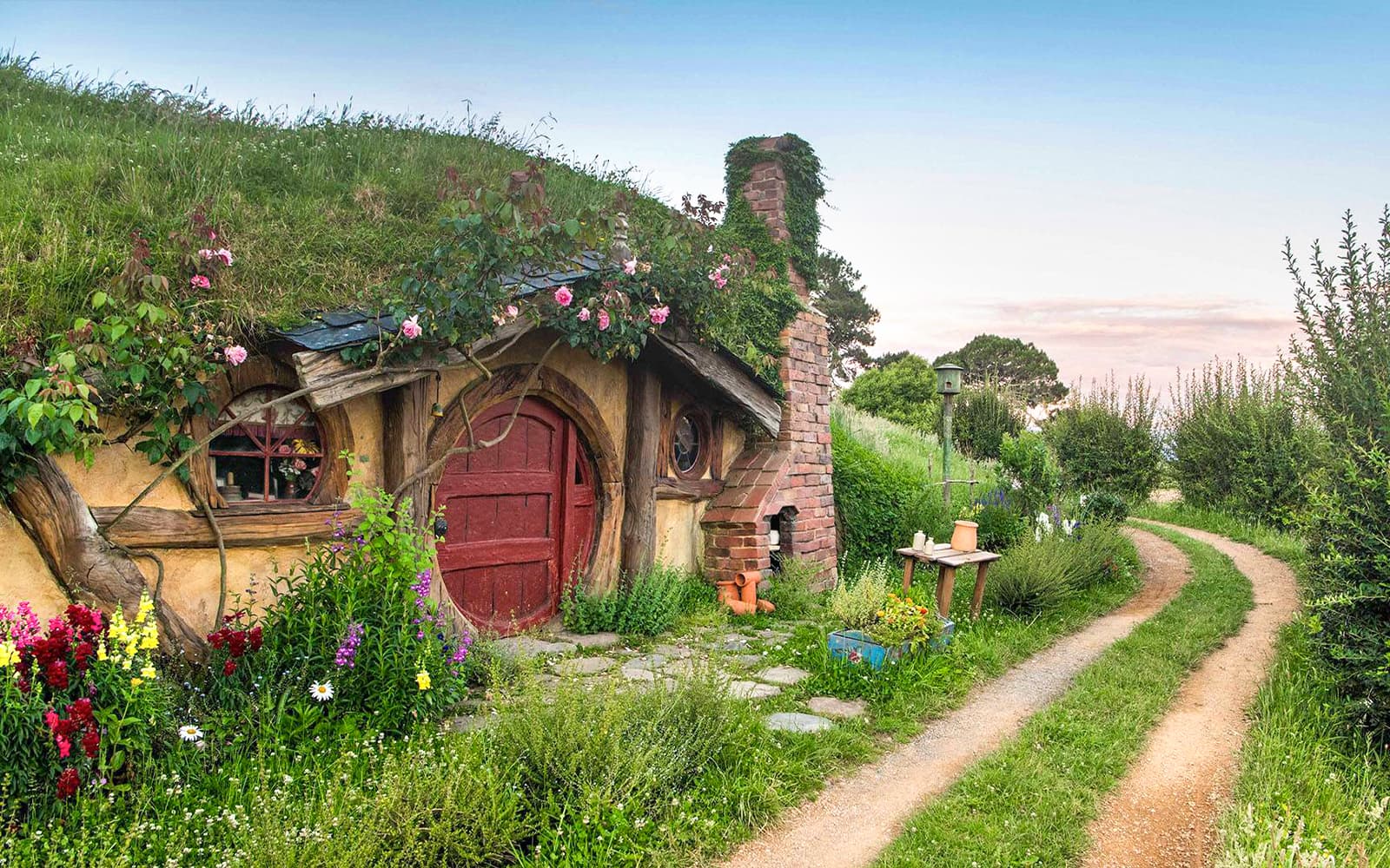From Auckland: Hobbiton Movie Set & Waitomo Glowworms Caves Tour