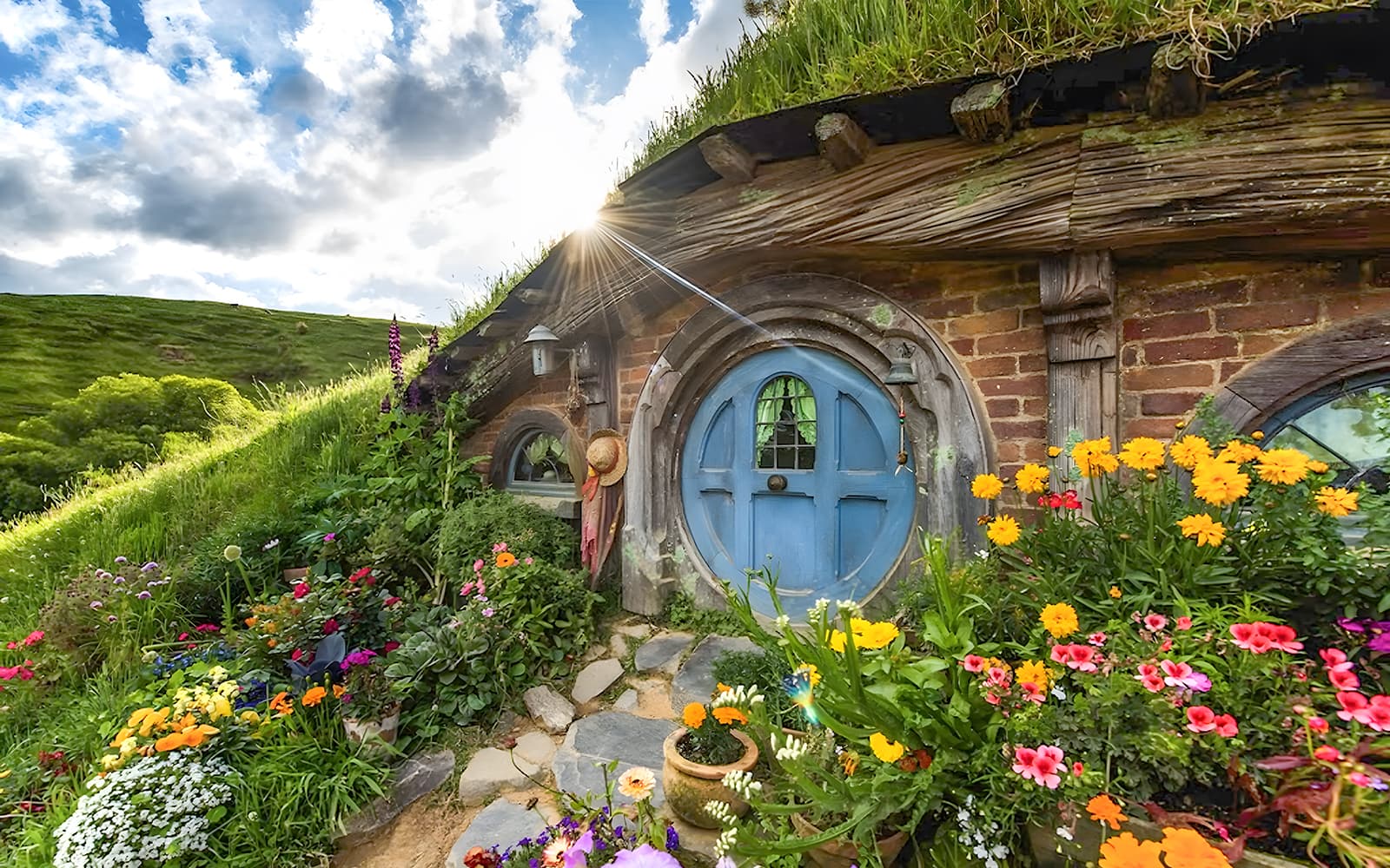 From Auckland: Hobbiton Movie Set, Wai-O-Tapu, & Rotorua Guided Tour