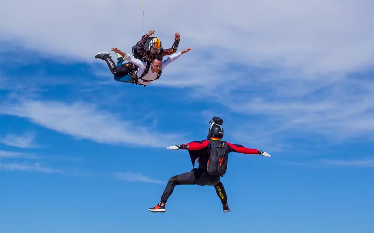 ad19a2609f3f4cc02ae61e3b5d8b3991-10225-dubai-skydive-dubai--tandem-skydiving-at-the-desert-drop-zone-03.avif