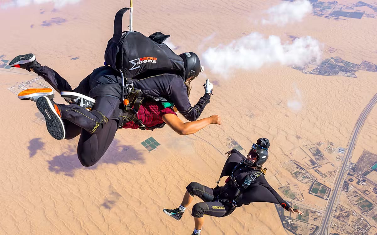 4c438d8b9f992c89fd8e6cd9a6fa1c2e-10225-dubai-skydive-dubai--tandem-skydiving-at-the-desert-drop-zone-02.avif