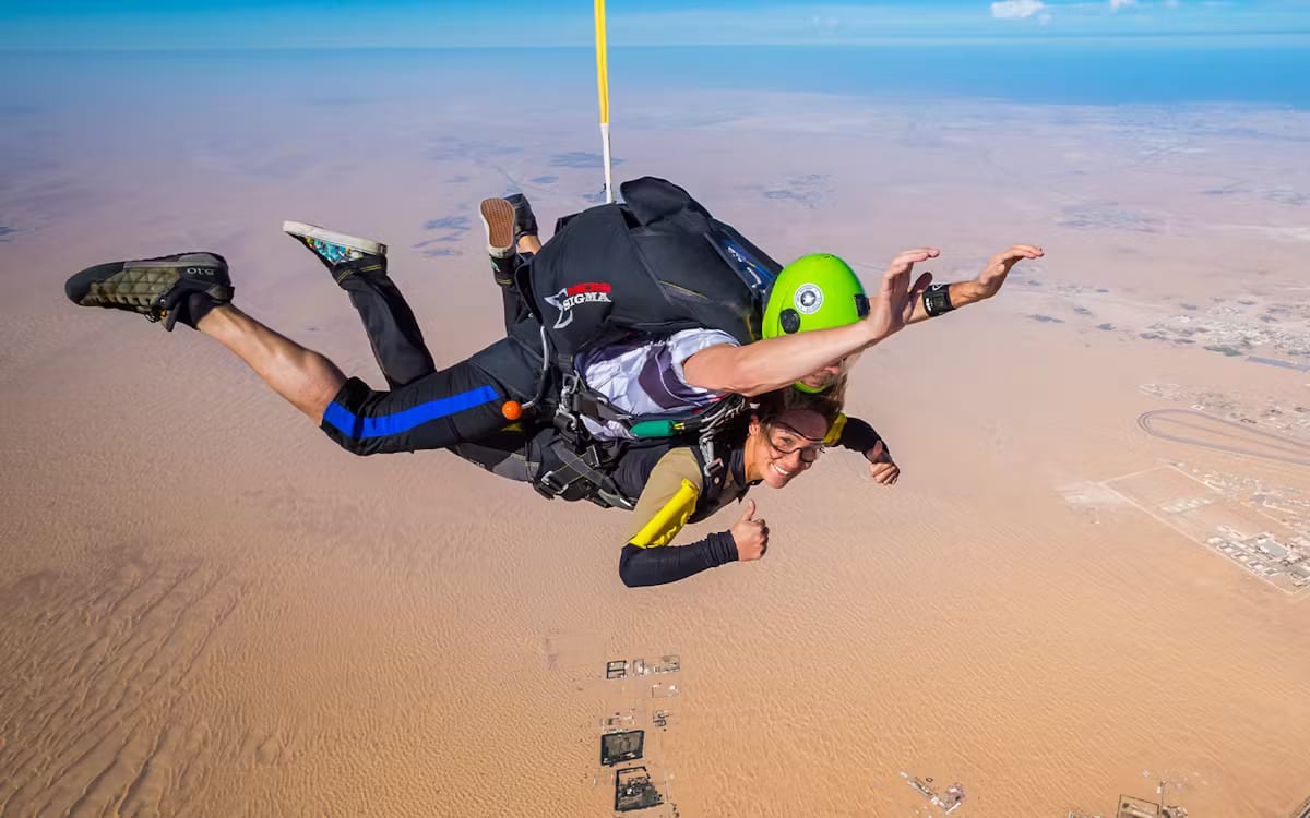 329708b44452b2a5ef54528a5dbcdb87-10225-dubai-skydive-dubai--tandem-skydiving-at-the-desert-drop-zone-01 (1).avif