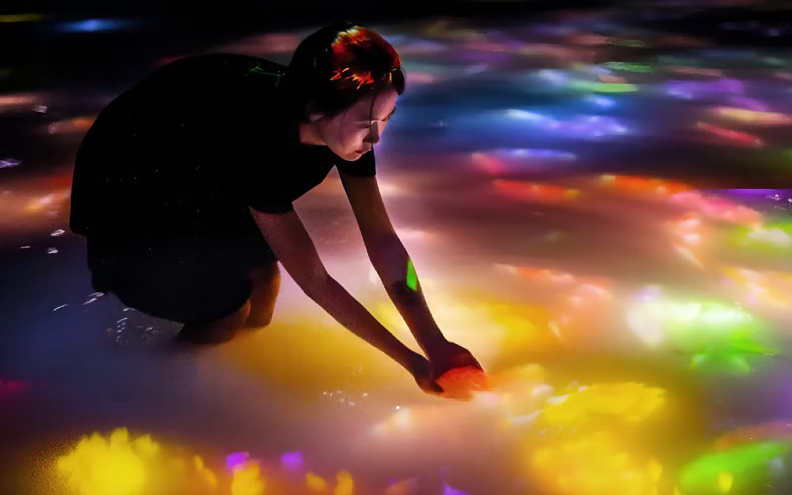 f2319966ab3b6d411797a45927ab1905-Koi and flowers - teamlab tokyo.avif