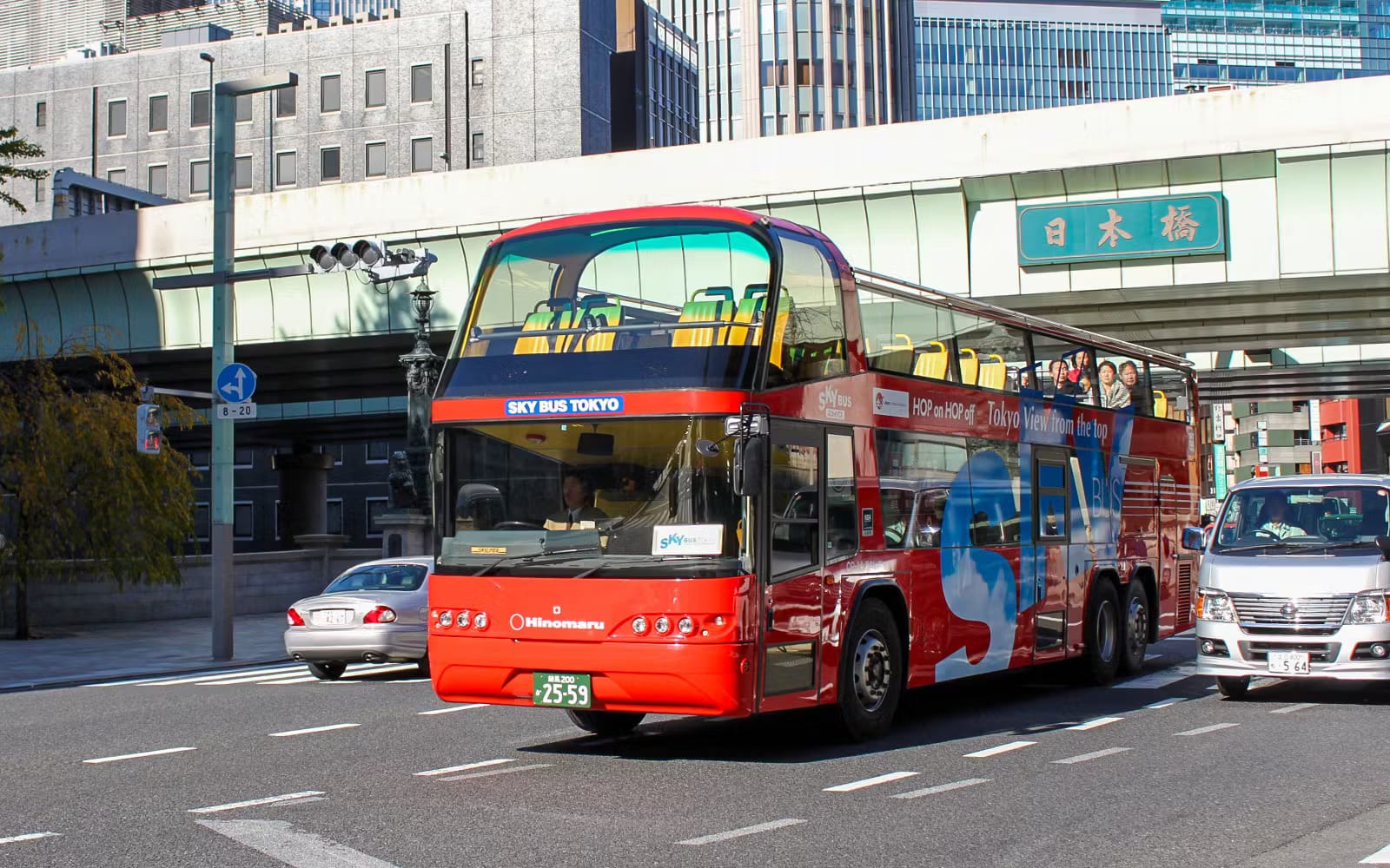 25d2e7ebb084bbc0f188a413ee6dde2b-19084-tokyo-hop-on-hop-off-bus-tokyo-01.avif